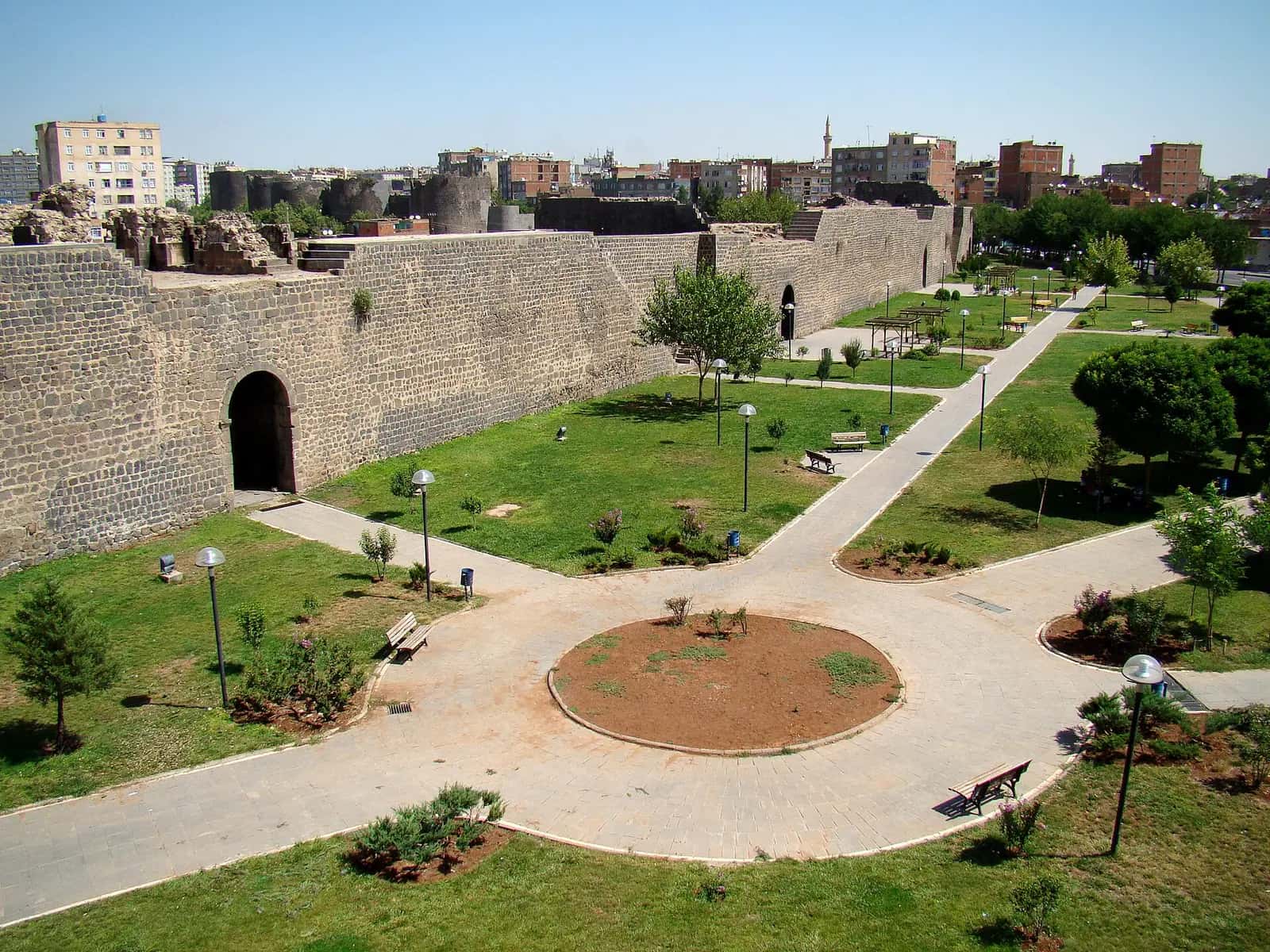 Diyarbakır'ın batı surları ve önündeki yeşil alan