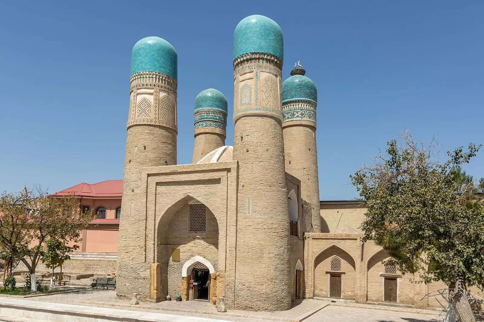 Çar Minar'ın mavi kubbeli dört kulesi ve giriş kemeri