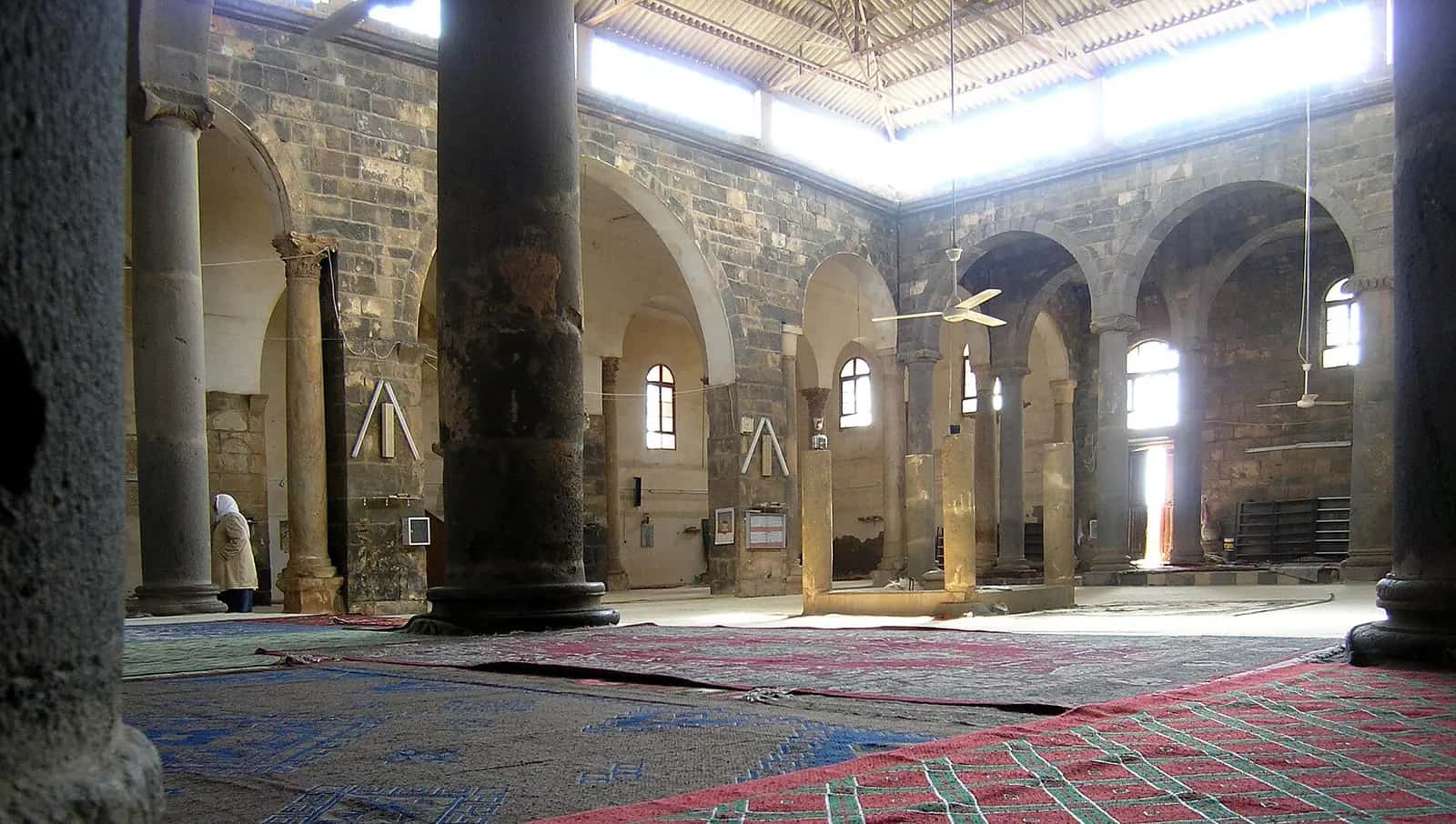 Busra Ömer Camii'nin bazalt taşından kare minaresi ve duvarları