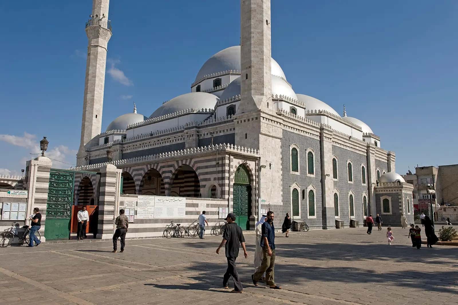 Hâlid b. Velîd Camii'nin siyah-beyaz taş cephesi, kubbeleri ve iki minaresi