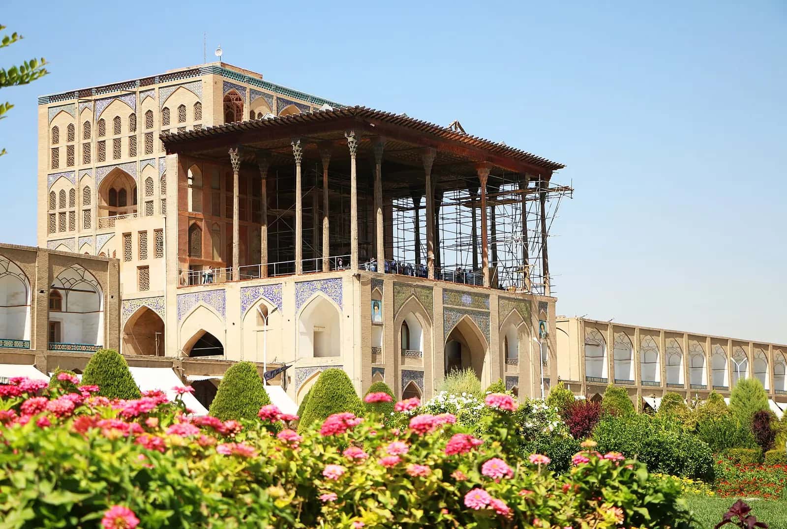 Nakş-ı Cihan Meydanı'ndan Âlî Kapu Sarayı'nın sütunlu terası ve cephesi.