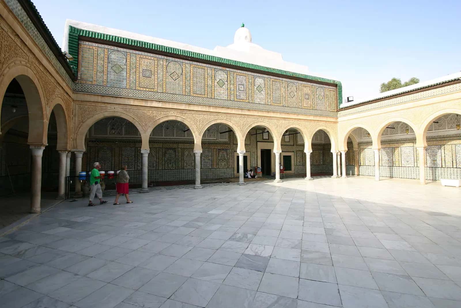 Sîdî Sâhib Zaviyesi'nin çini kaplı revaklarla çevrili avlusu