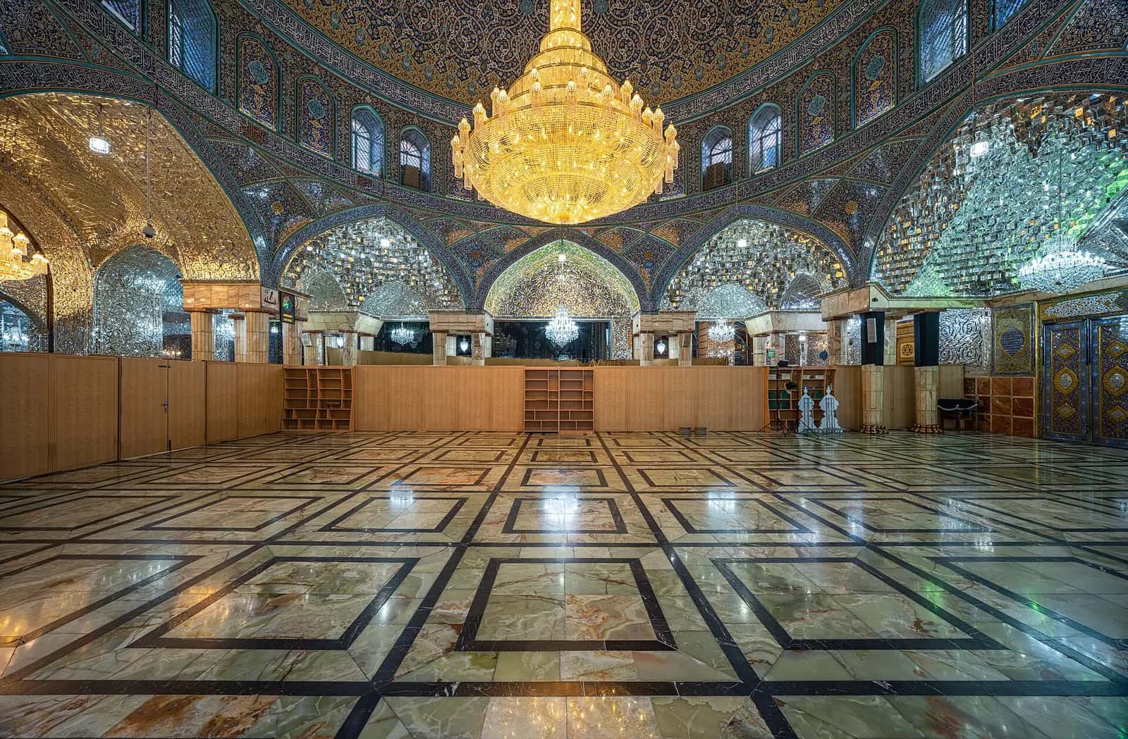 Kum'daki Hz. Mâsume Türbesi'nin altın kubbesi, minareleri ve avlusu.