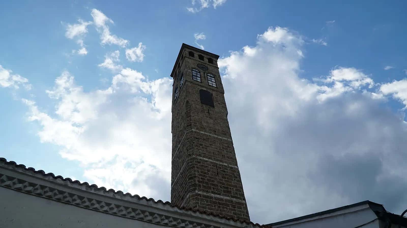 Saraybosna Saat Kulesi'nin kare planlı taş gövdesi ve üst kısmındaki pencereler