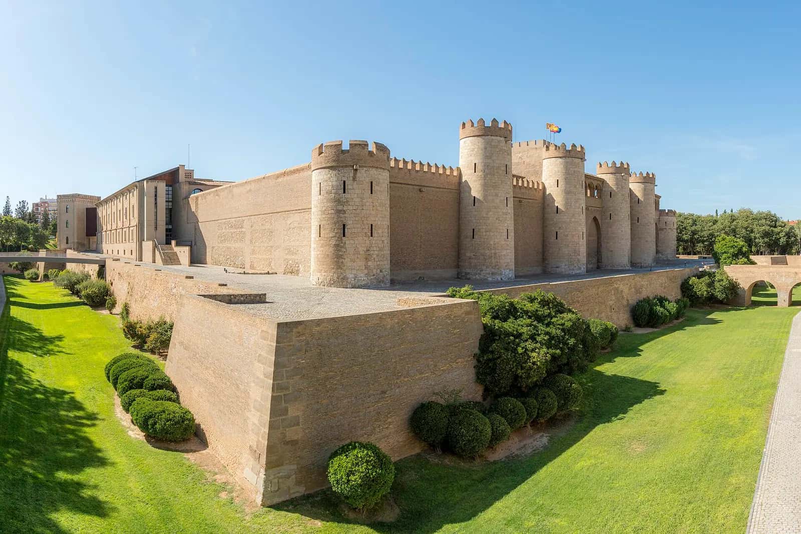 Zaragoza'daki Aljafería Sarayı'nın surları ve kuleleri