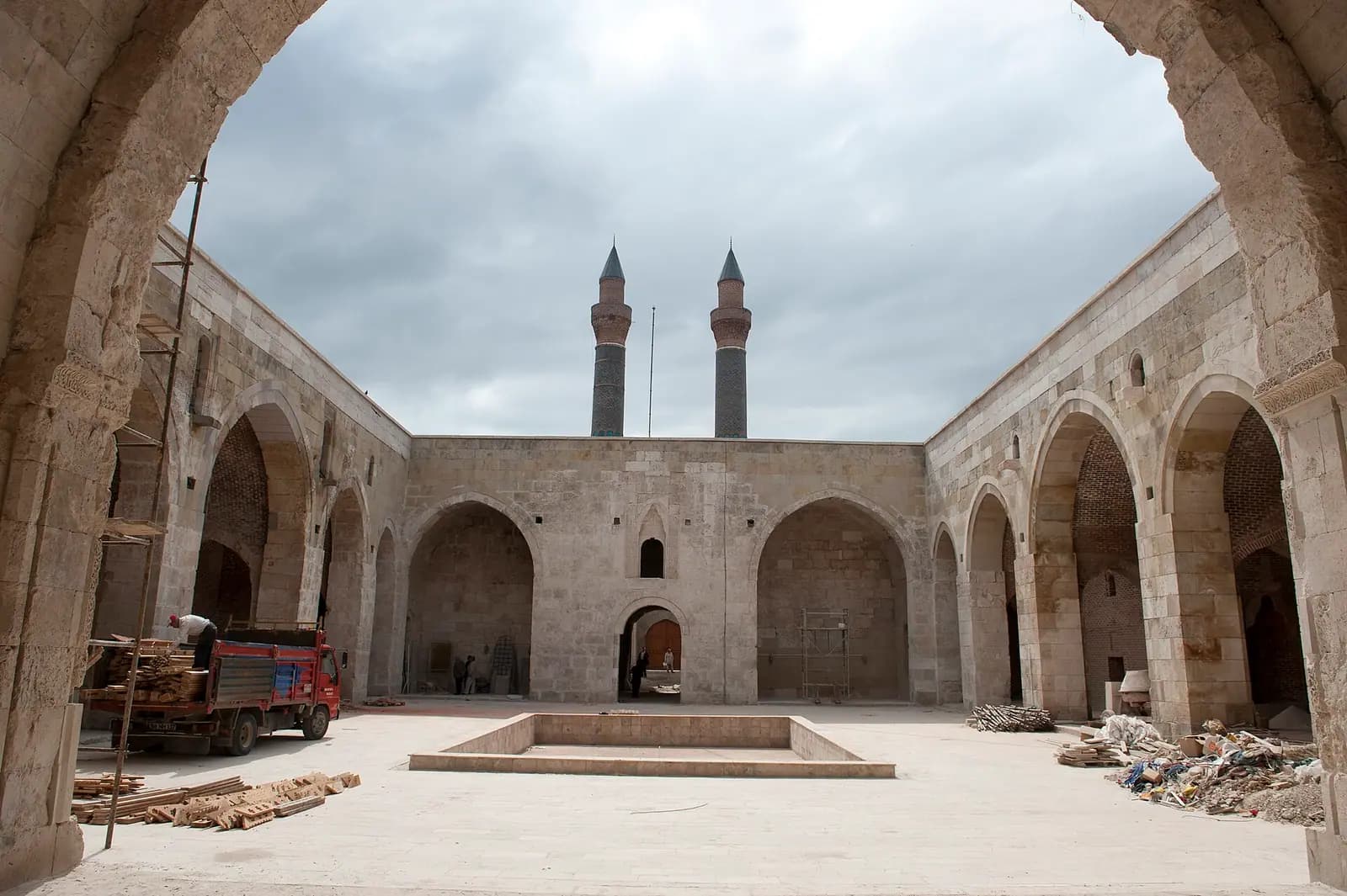 Sivas'taki Şifaiye Medresesi'nin revaklı avlusu