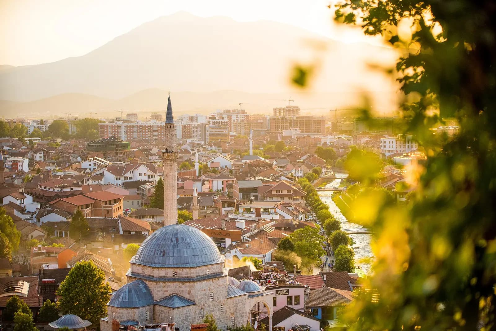 Prizren'de kırmızı çatılı evler arasında yükselen Sinan Paşa Camii
