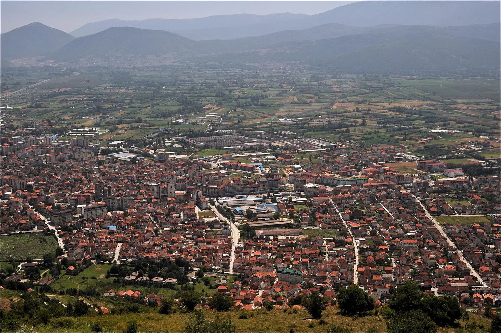 Şar Dağı yamacından Kalkandelen şehrinin ve Polog vadisinin görünümü