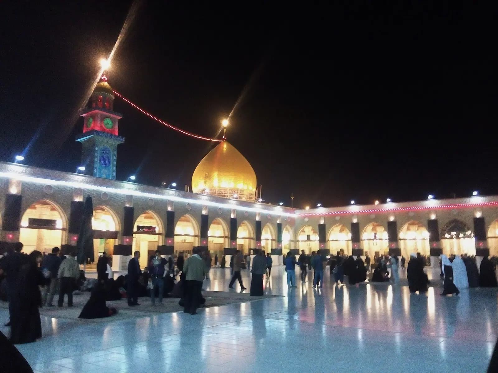 Kûfe Mescidi'nin geniş avlusu, revakları ve arka plandaki kubbe ile minareler.