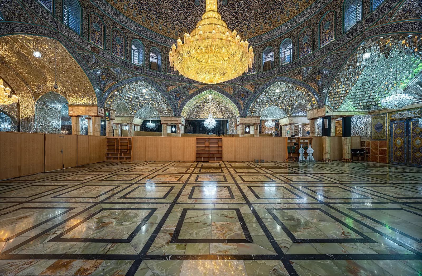 Kum'daki Hz. Mâsume Türbesi'nin altın kubbesi, minareleri ve avlusu.