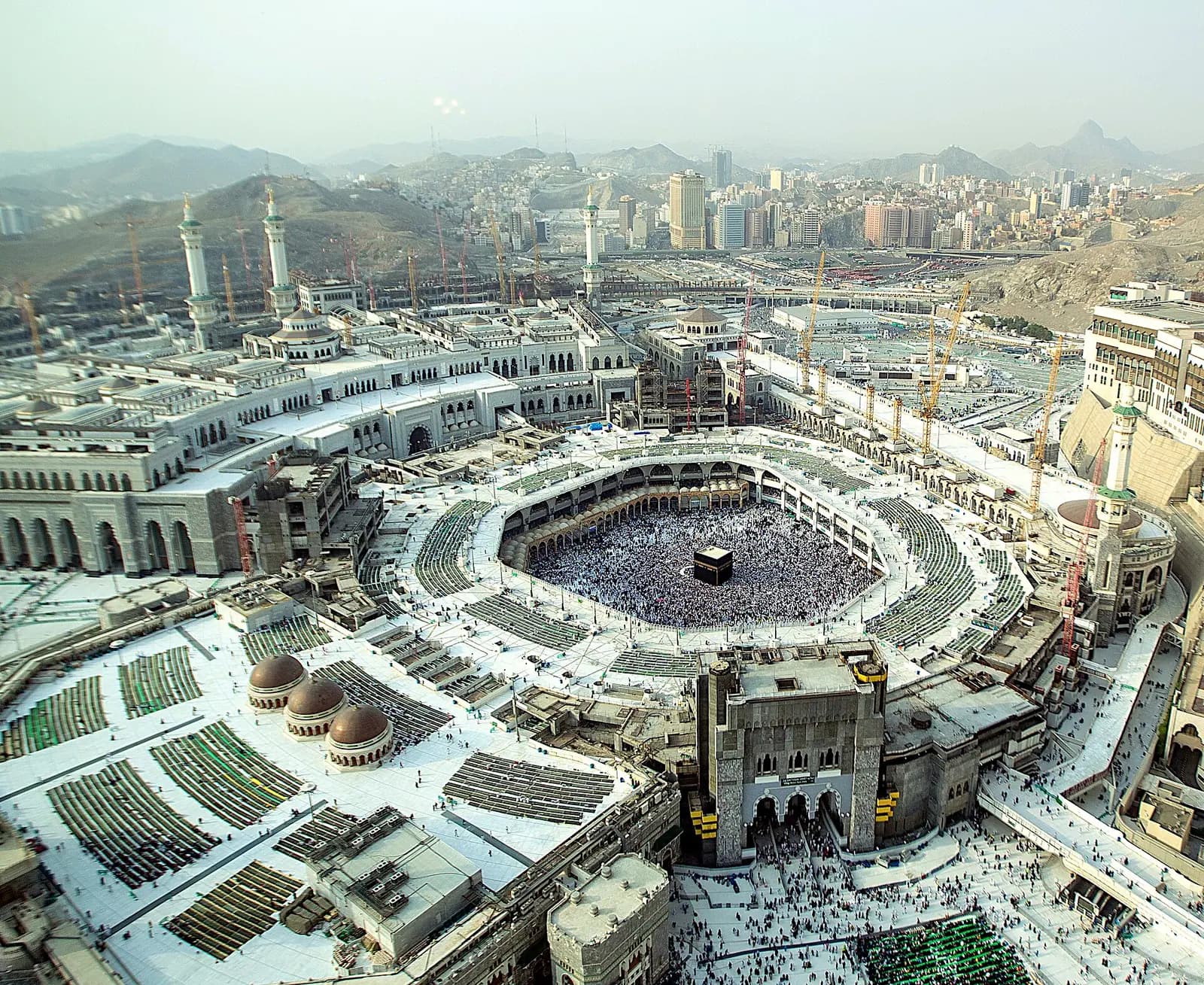 Mekke'de Mescid-i Haram'ın ortasındaki Kâbe ve çevresindeki tavaf alanı