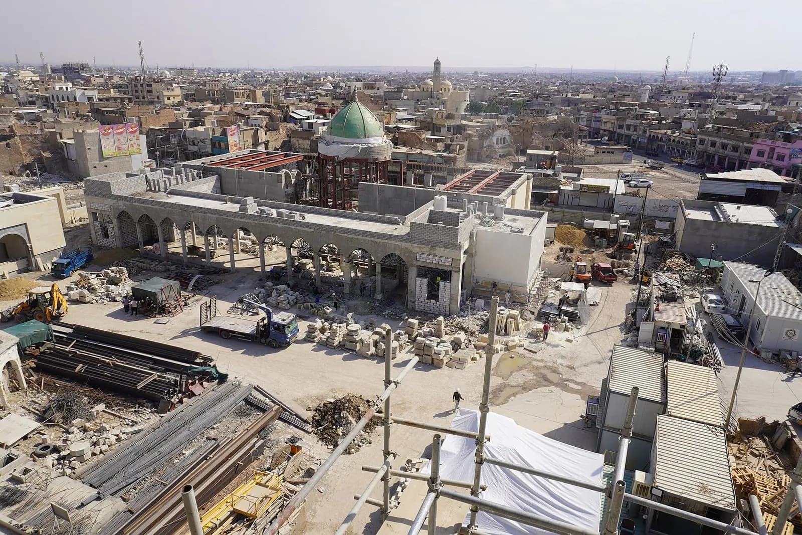 Musul'daki en-Nûrî Ulu Camii'nin Eylül 2024'te yeniden inşa çalışmaları sürerken görünümü.