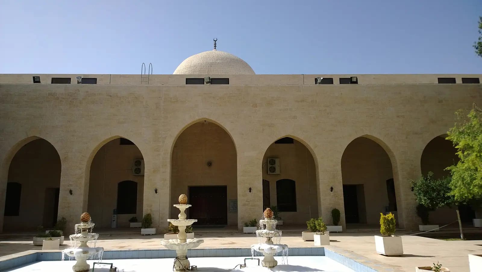Mûte'de savaş şehitlerini anmak için yapılan Meşhed Camii ve çevresi