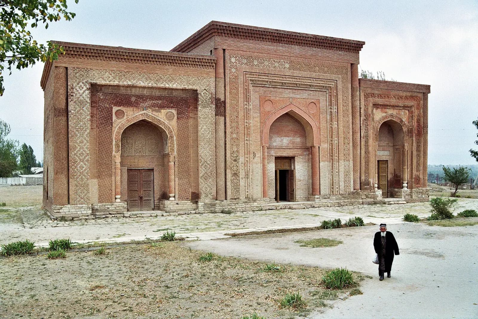 Özkent'teki Karahanlı türbelerinin oyma tuğla ve pişmiş toprak süslemeli cepheleri