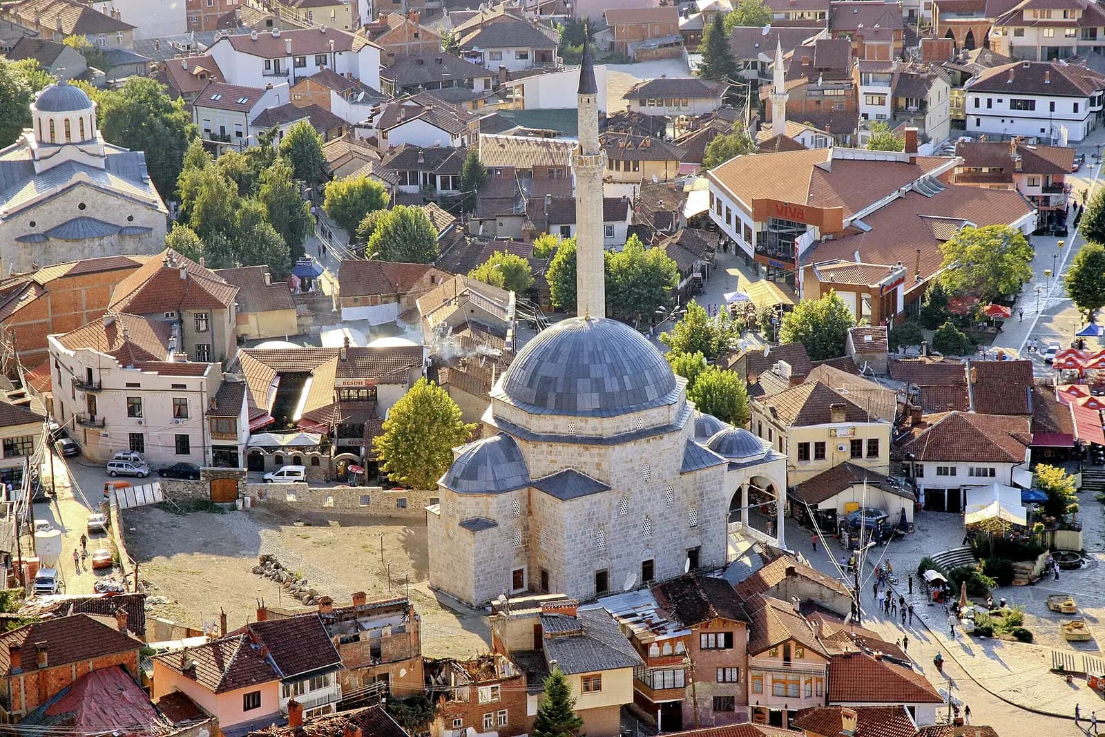 Prizren'in tarihî merkezi ve Sinan Paşa Camii'nin minaresi