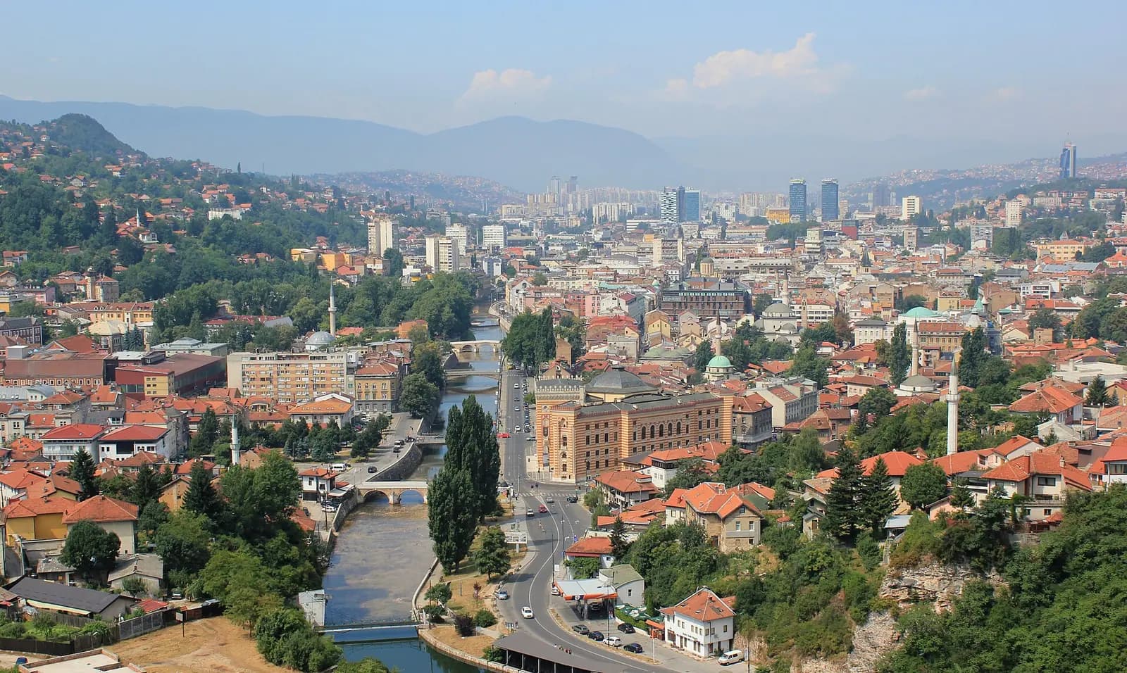 Saraybosna'nın Miljacka vadisine yayılan şehir dokusunun genel görünümü