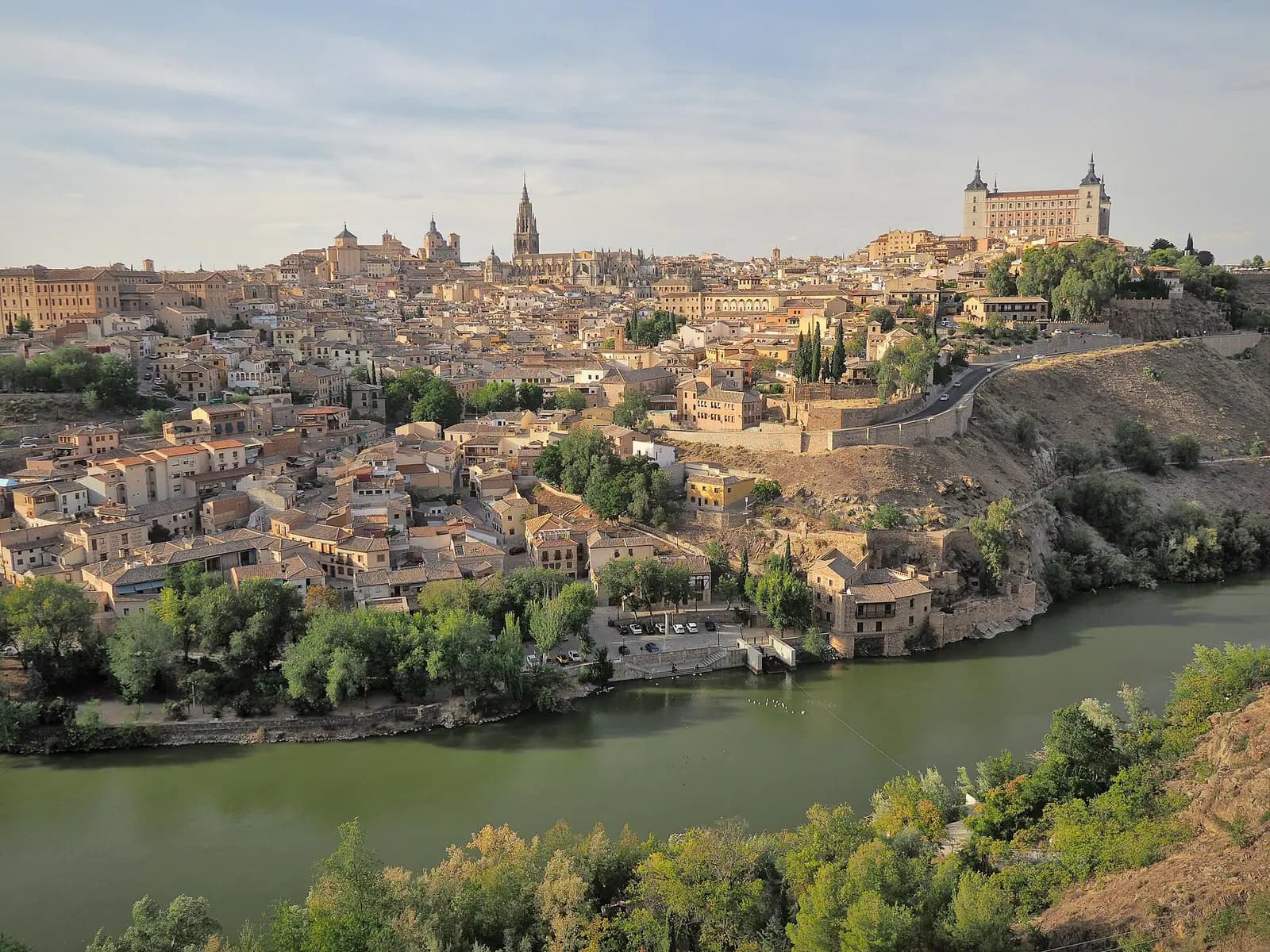 Tajo nehri kıyısındaki tepede yükselen Toledo tarihî şehri