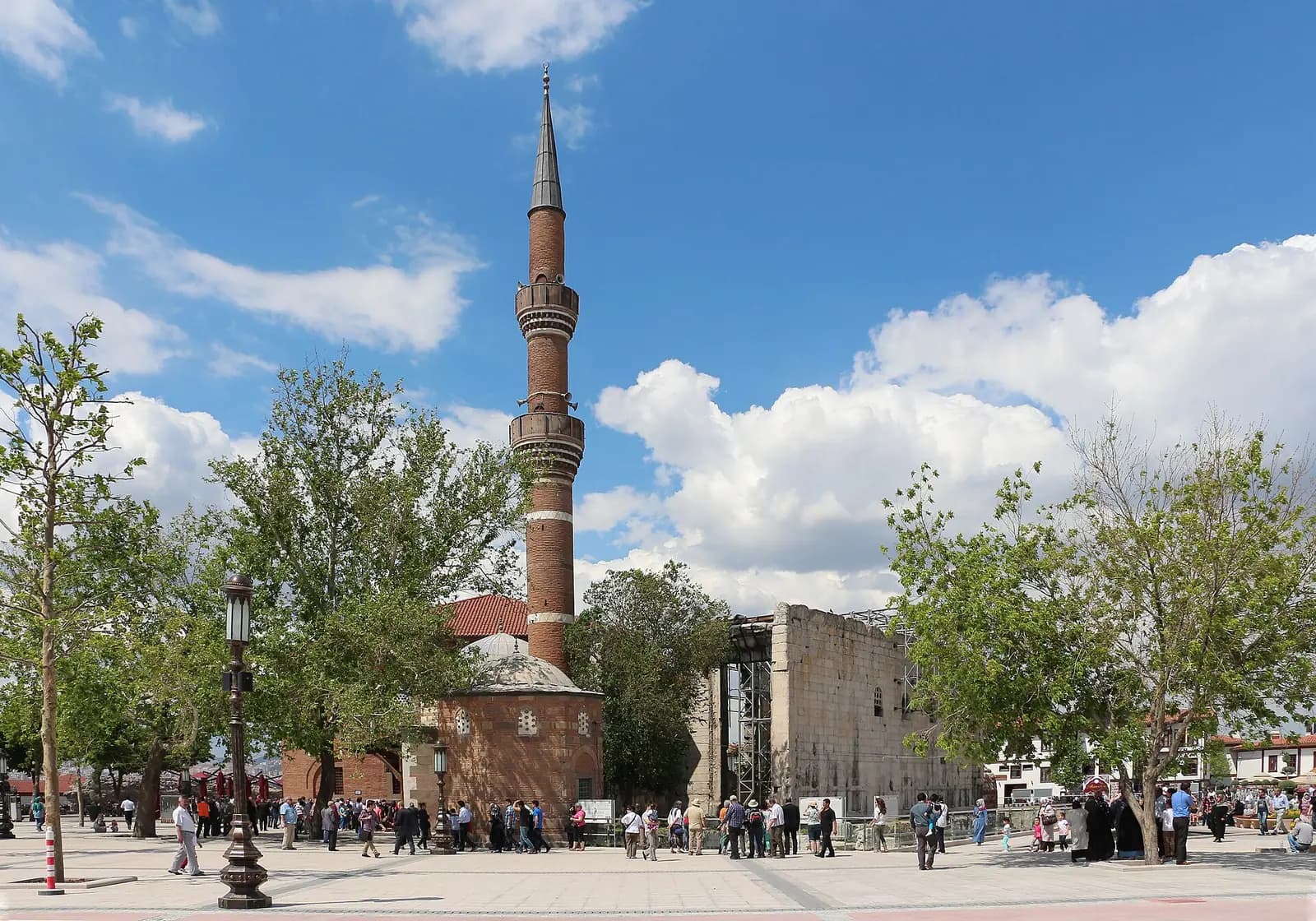 Hacı Bayram-ı Veli Camii'nin minaresi ve yanında Augustus Tapınağı'nın taş duvarları