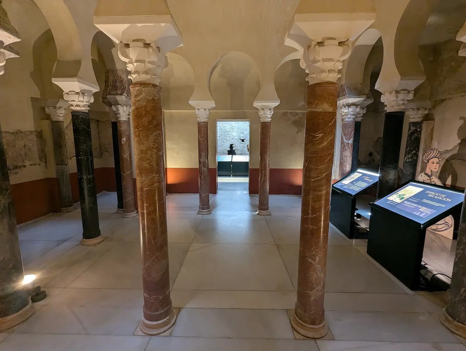 Córdoba'daki Halife Hamamları'nın kemerli ve tonozlu iç mekânı