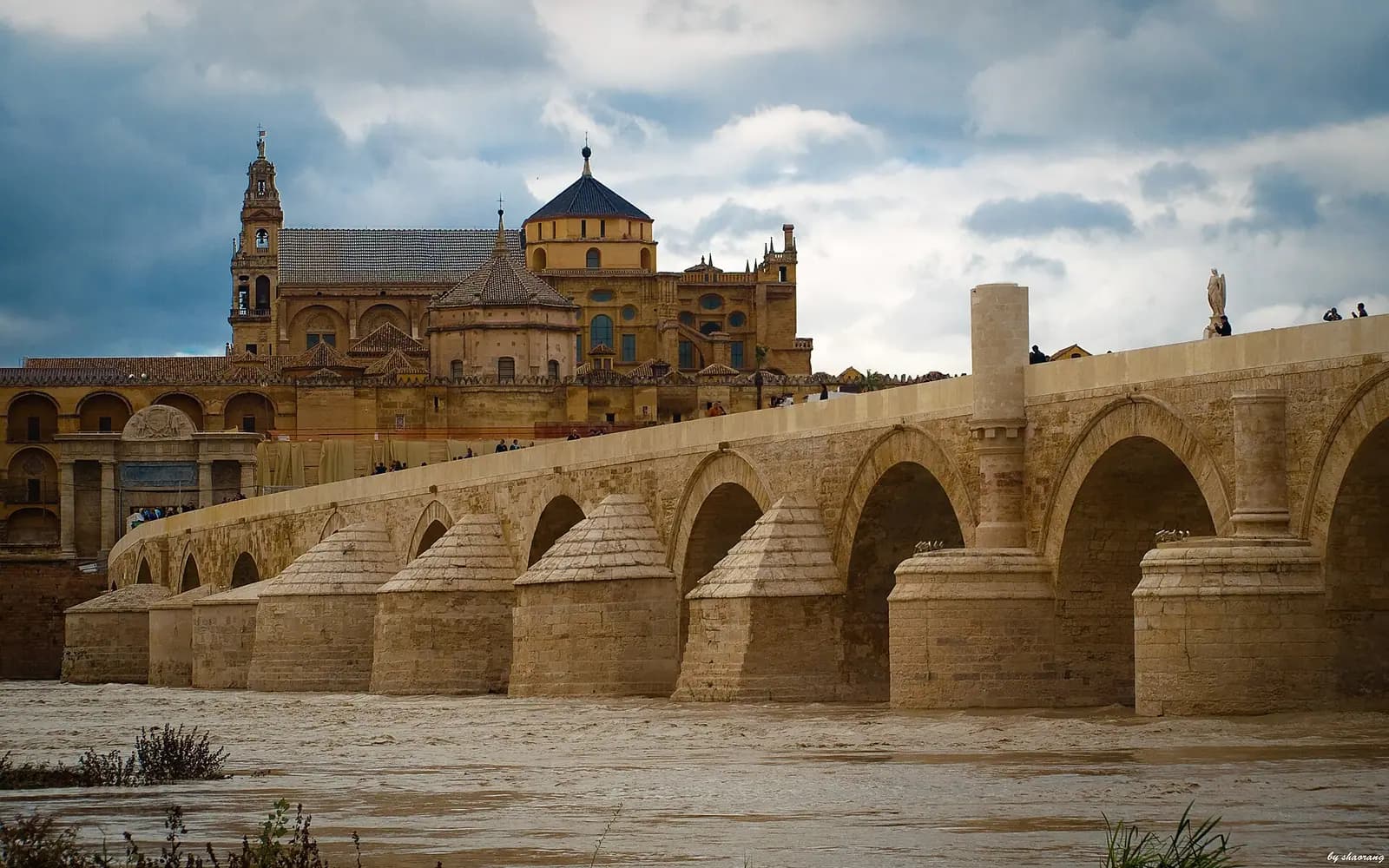 Guadalquivir üzerindeki Roma Köprüsü ve arkada Mezquita-Catedral