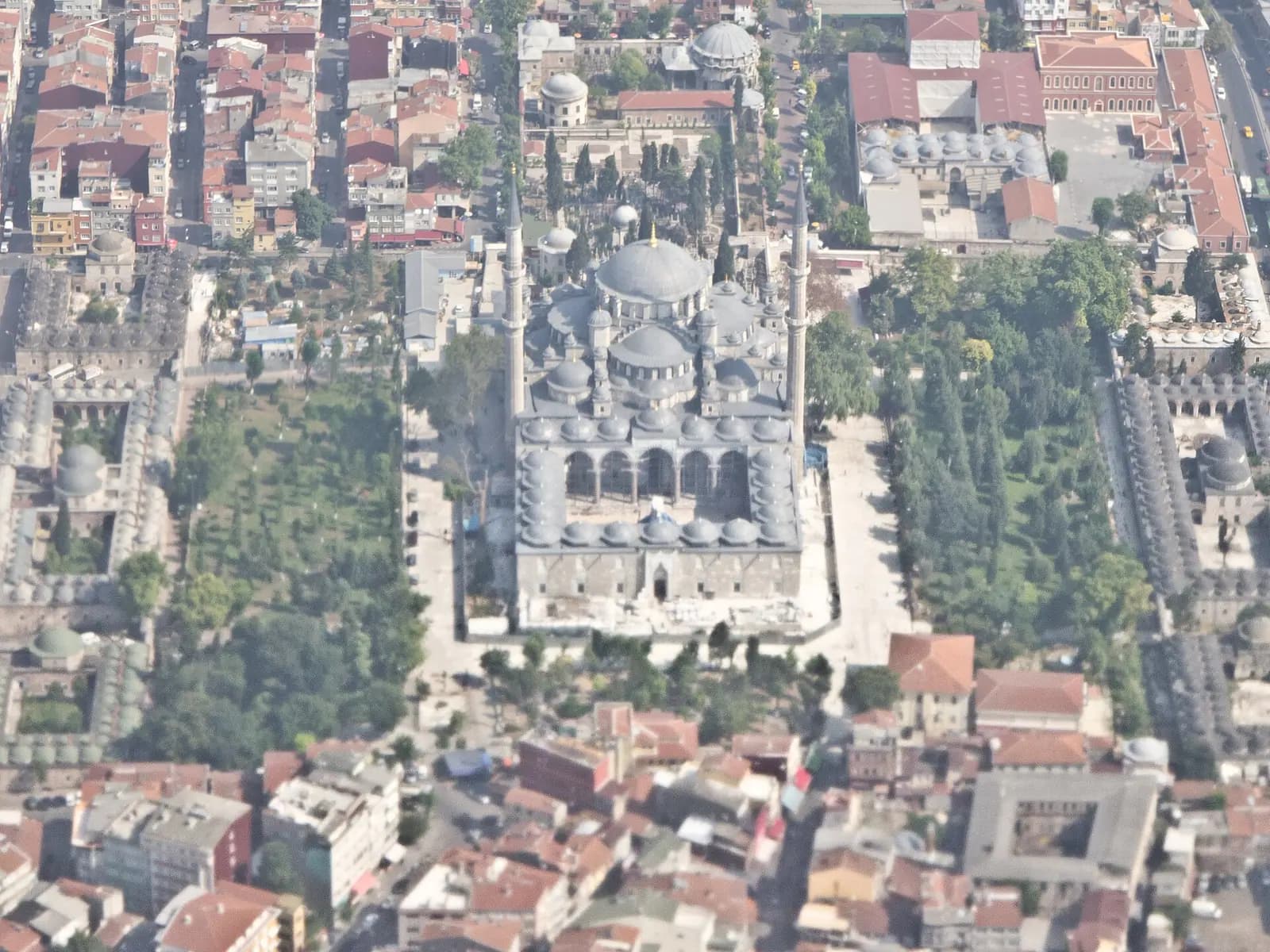 Fatih Camii ve çevresindeki külliye yapılarının havadan görünümü.