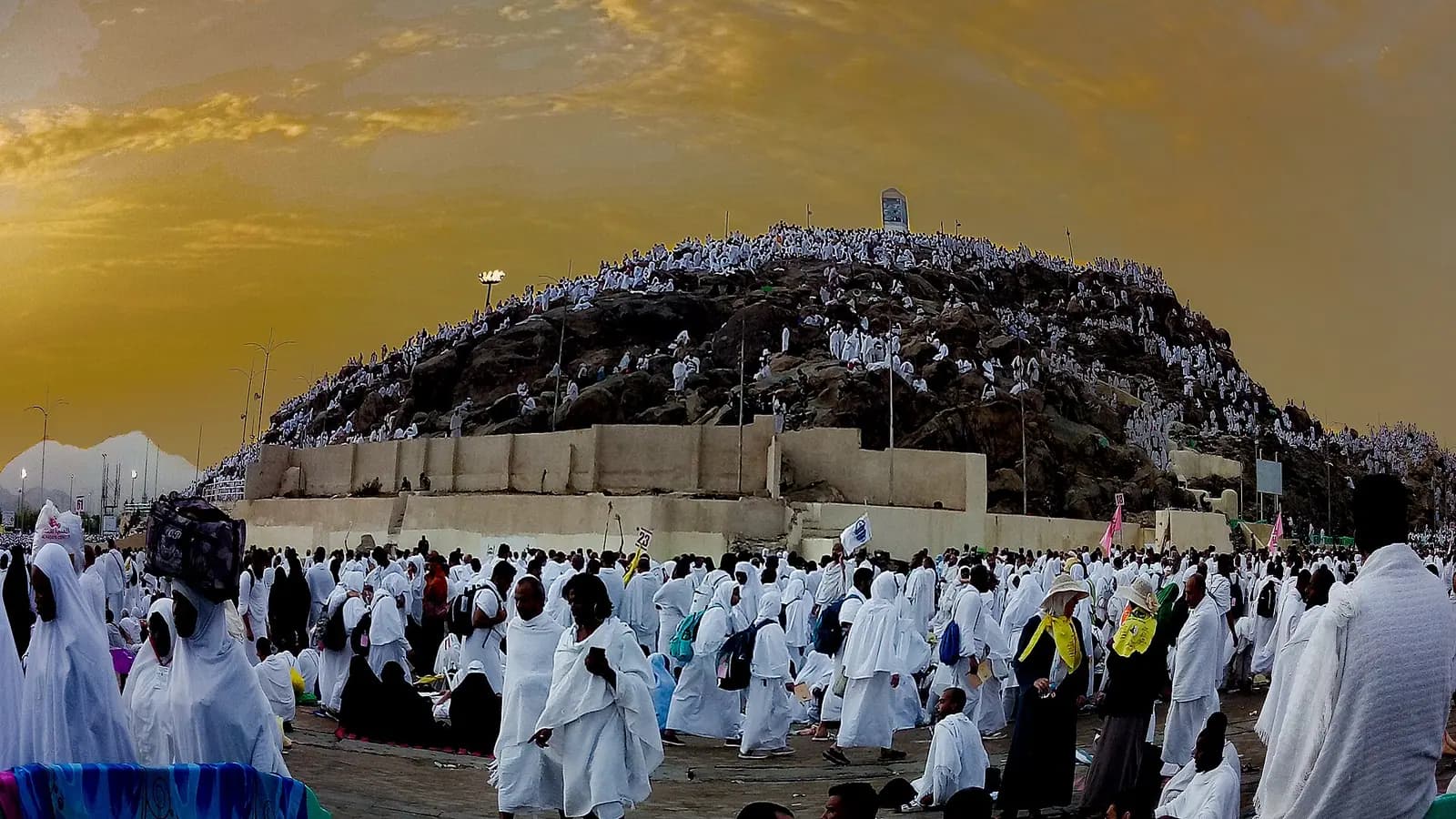 Arafat'ta Cebel-i Rahme çevresinde toplanmış hacılar