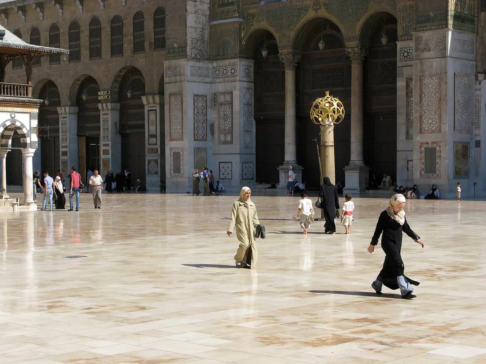 Emevî Camii'nin mermer döşeli avlusu, revakları ve altın mozaikli cephe