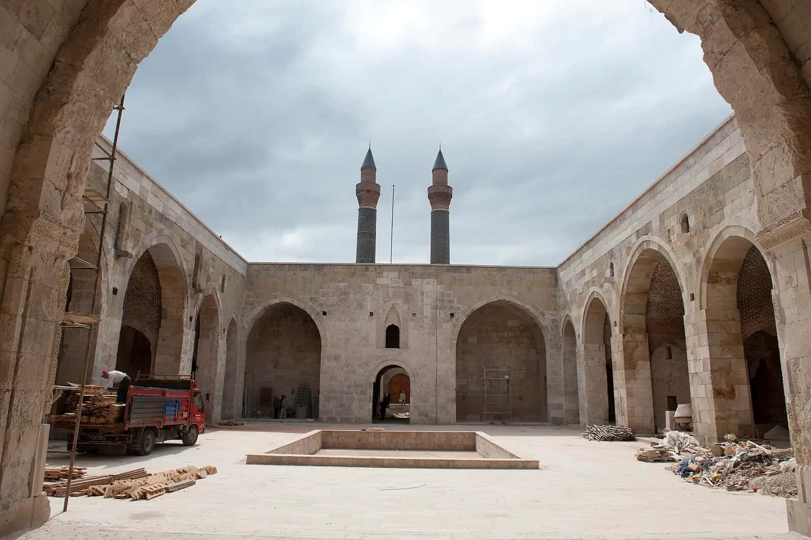 Sivas'taki Şifaiye Medresesi'nin revaklı avlusu