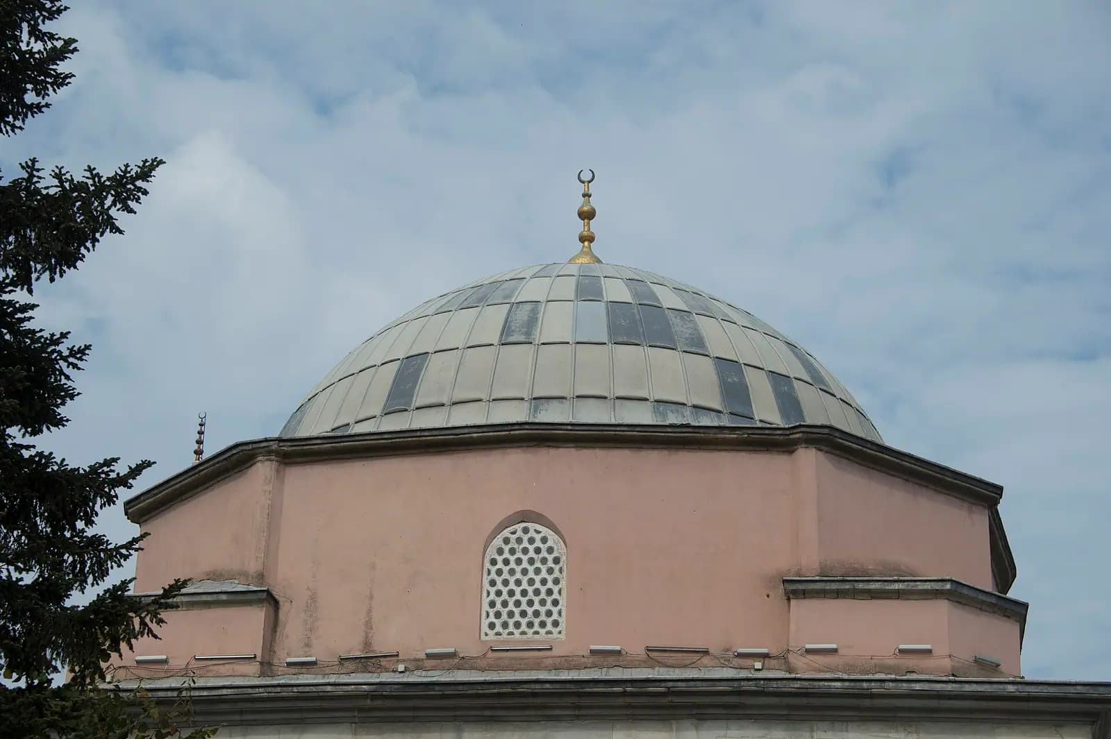 Bursa'daki Yeşil Cami'nin uzaktan görünümü.