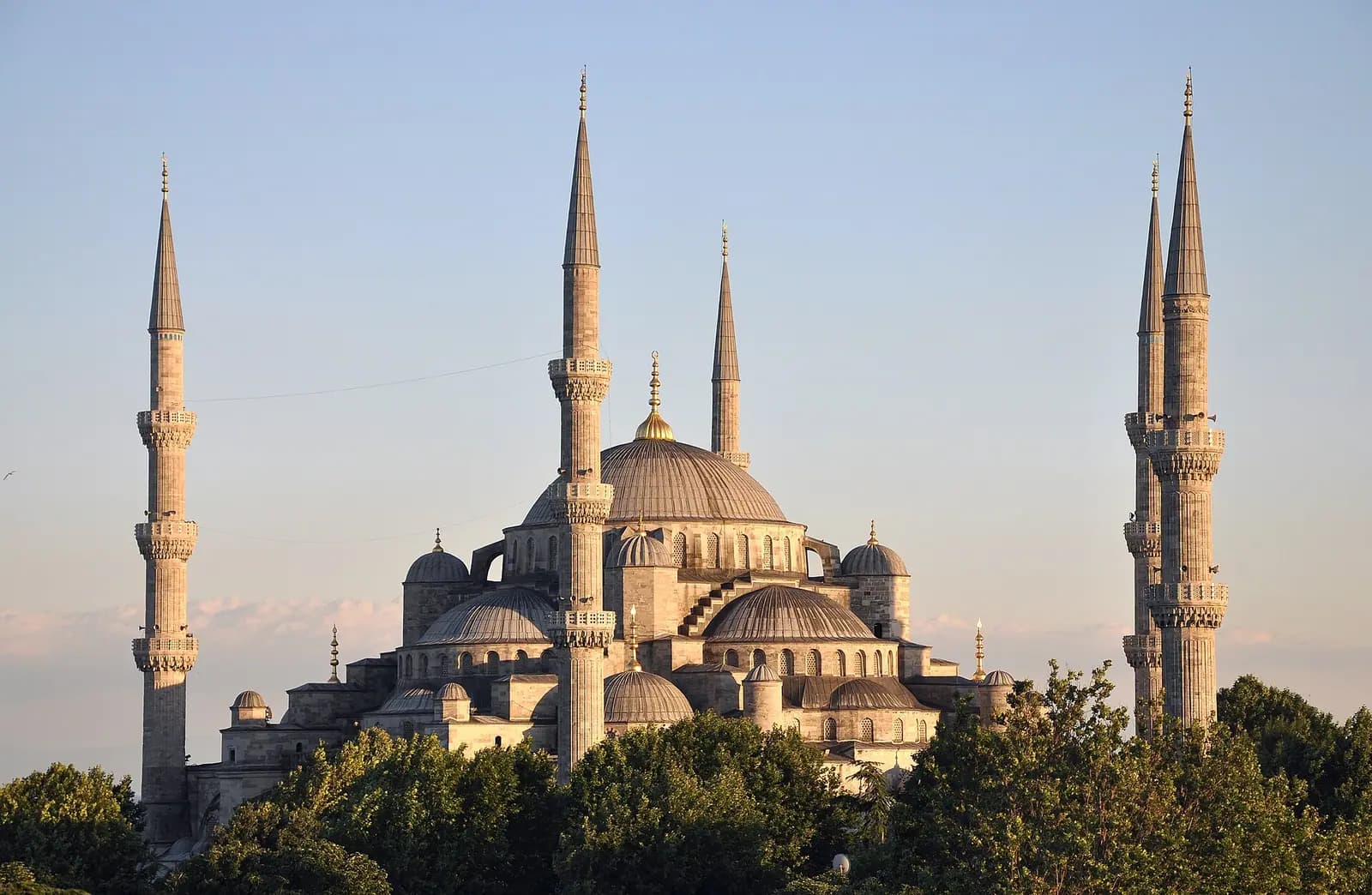 Sultanahmet Camii'nin kademeli kubbeleri ve minareleri.