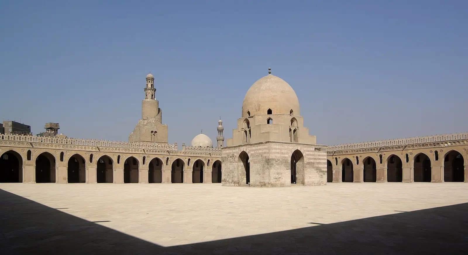 İbn Tolun Camii'nin geniş avlusu, revakları, kubbeli şadırvanı ve minaresi
