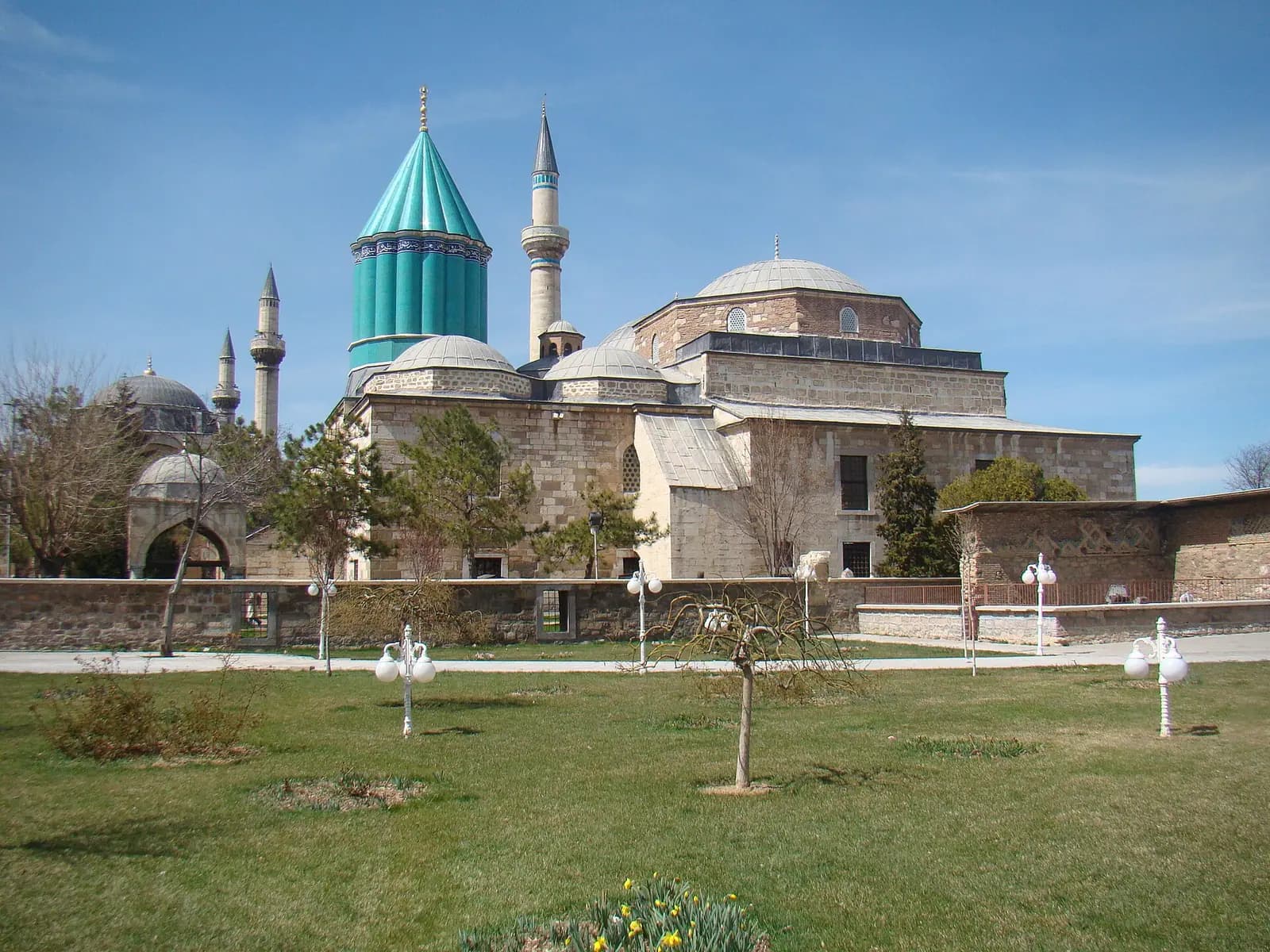 Konya'da Mevlana Müzesi'nin yeşil çinili külahlı türbe kubbesi
