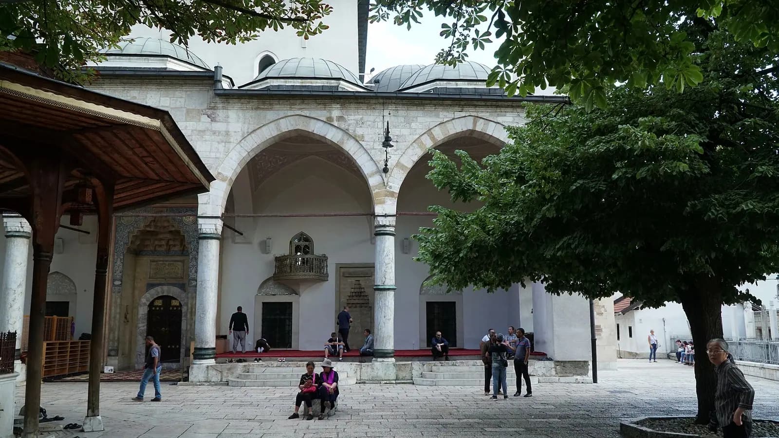 Gazi Hüsrev Bey Camii'nin revaklı son cemaat yeri ve avlusu