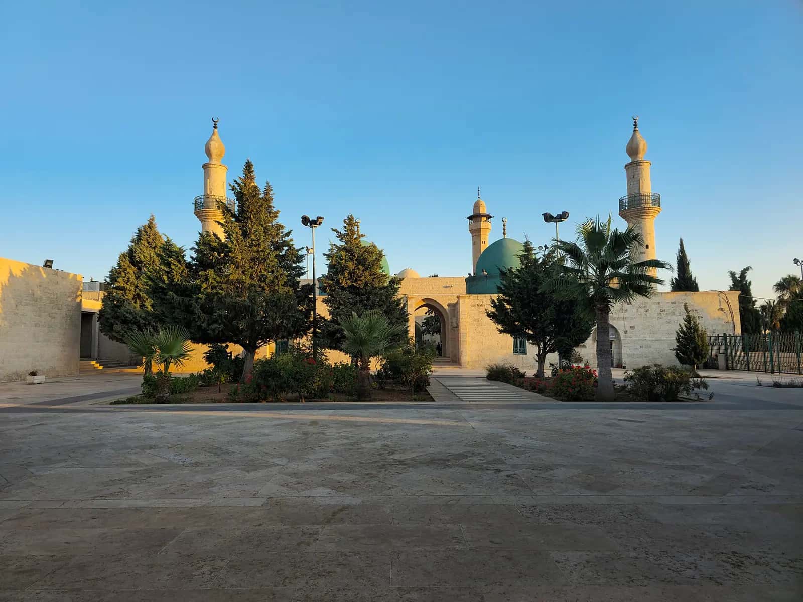el-Mezâr'daki Câfer-i Tayyâr Camii'nin avlusu ve minareleri