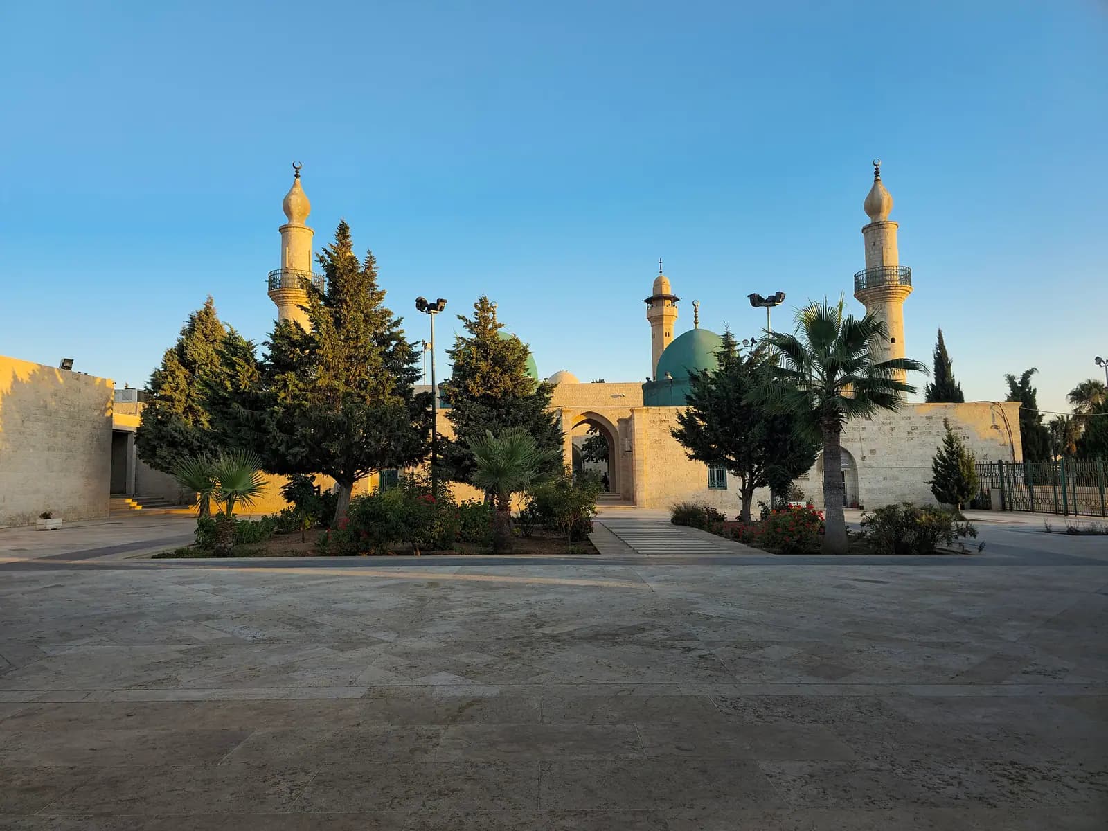 el-Mezâr'daki Câfer-i Tayyâr Camii'nin avlusu ve minareleri