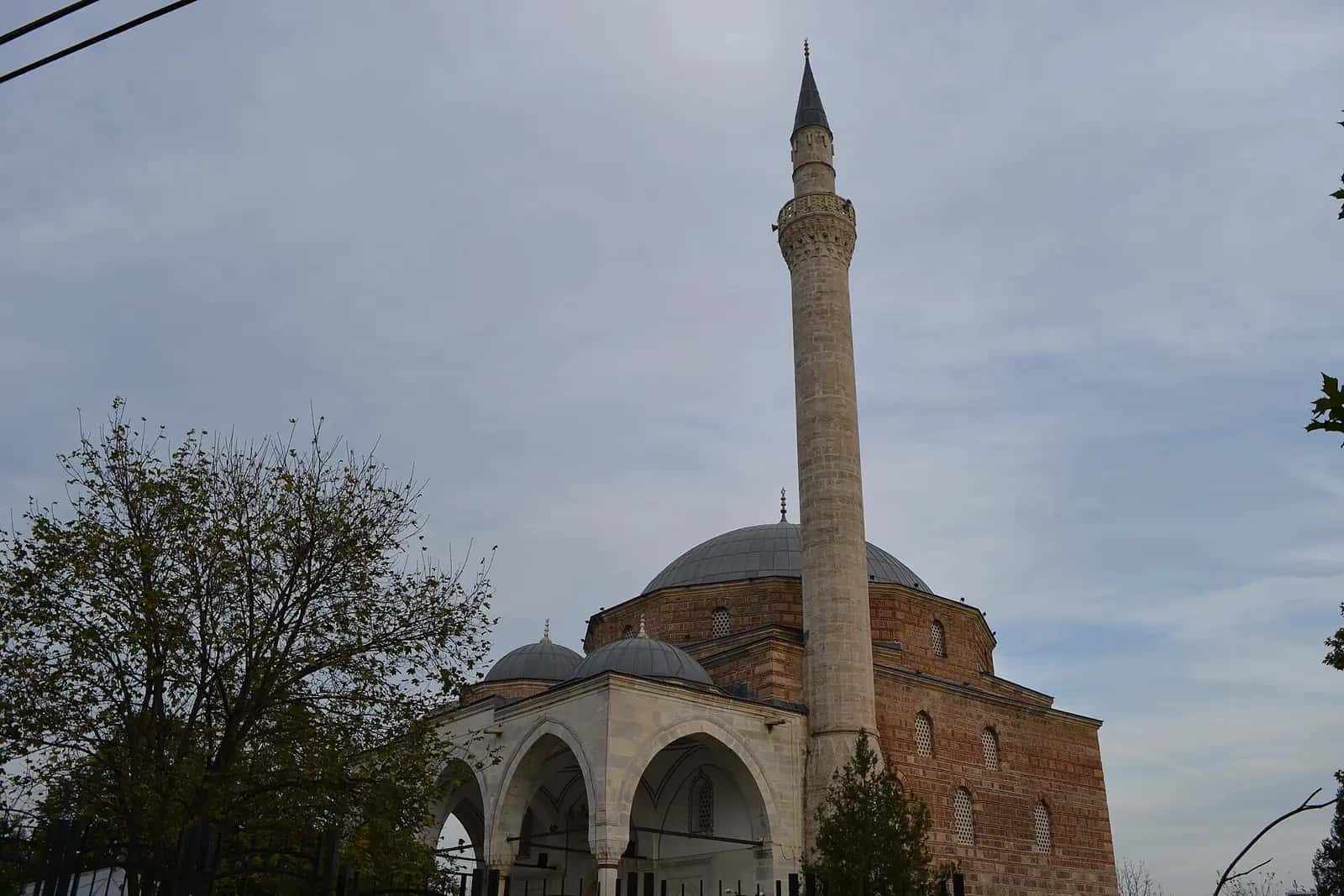 Üsküp'teki Mustafa Paşa Camii'nin kubbesi ve minaresi