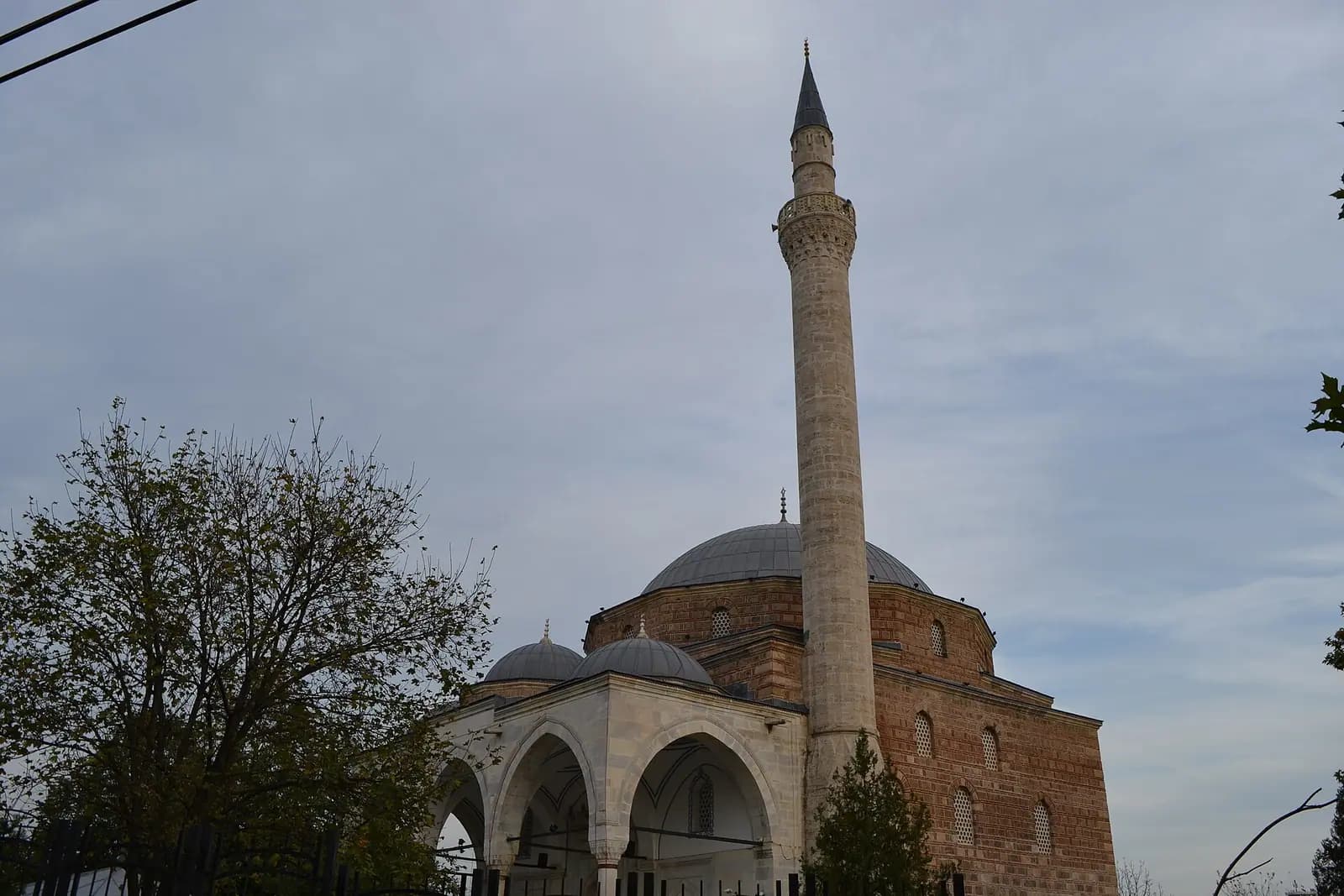 Üsküp'teki Mustafa Paşa Camii'nin kubbesi ve minaresi