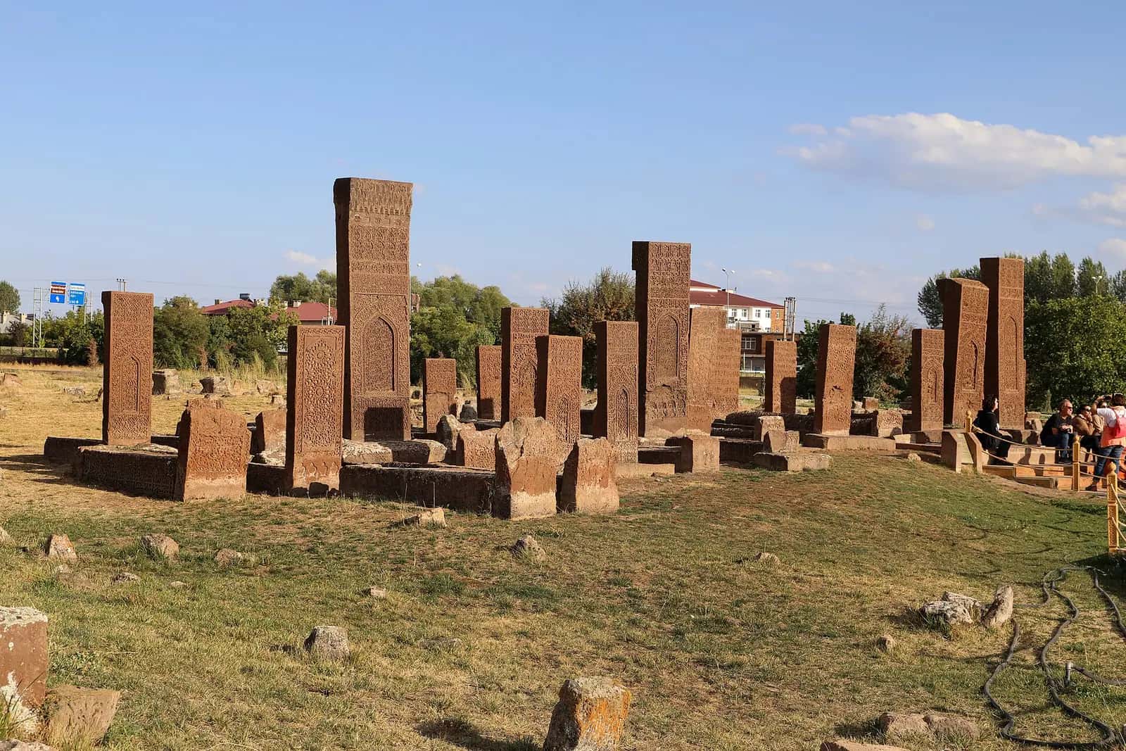 Ahlat Selçuklu Meydan Mezarlığı'nda yüksek, kabartmalı şâhideli mezar taşları