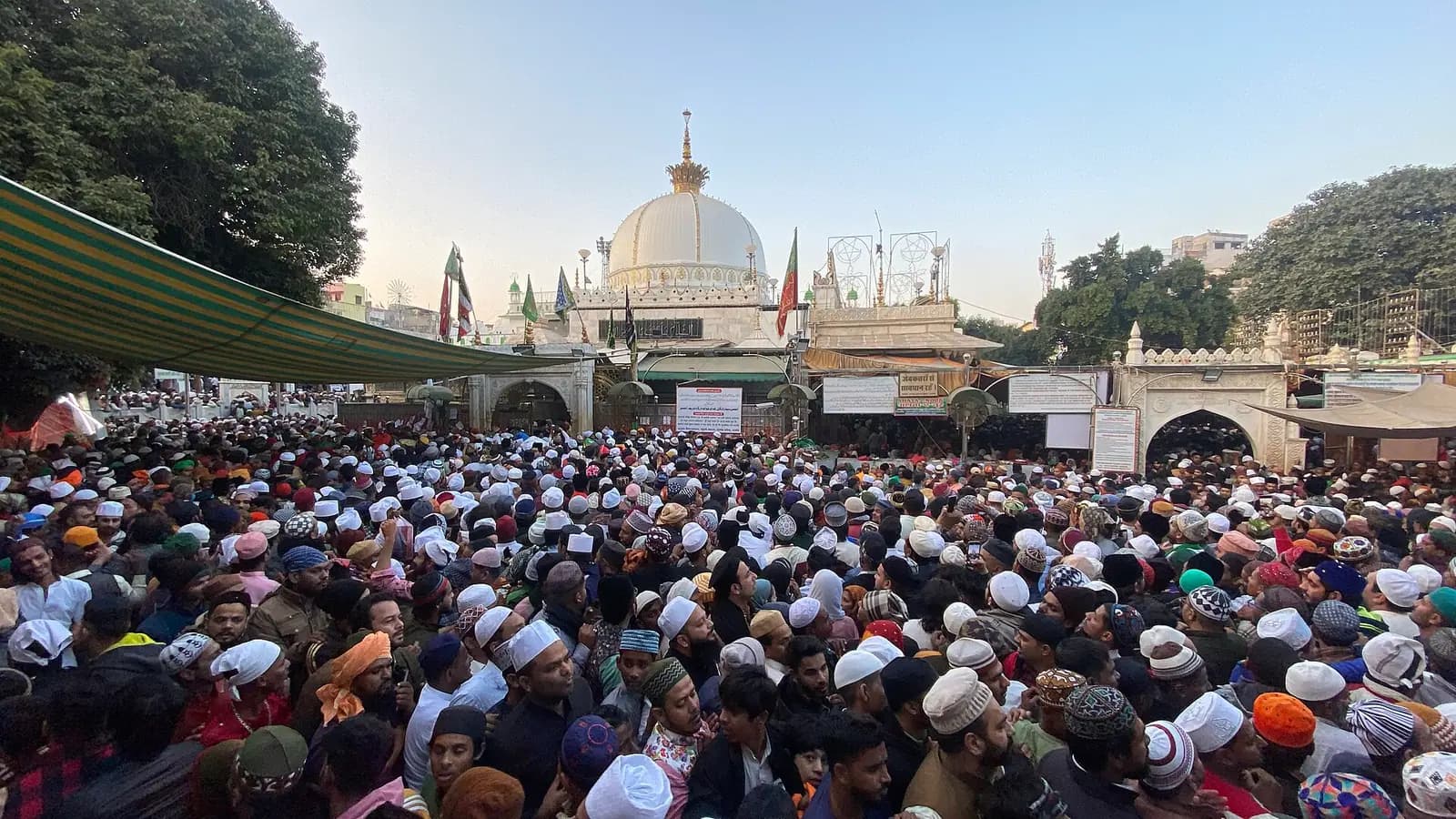 Ajmer'deki Muînüddin Çiştî Dergâhı'nın beyaz kubbesi önünde toplanan kalabalık ziyaretçi topluluğu
