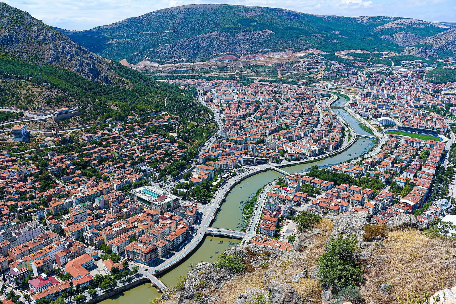 Yeşilırmak'ın iki yakasına yayılan Amasya şehrinin yukarıdan görünüşü