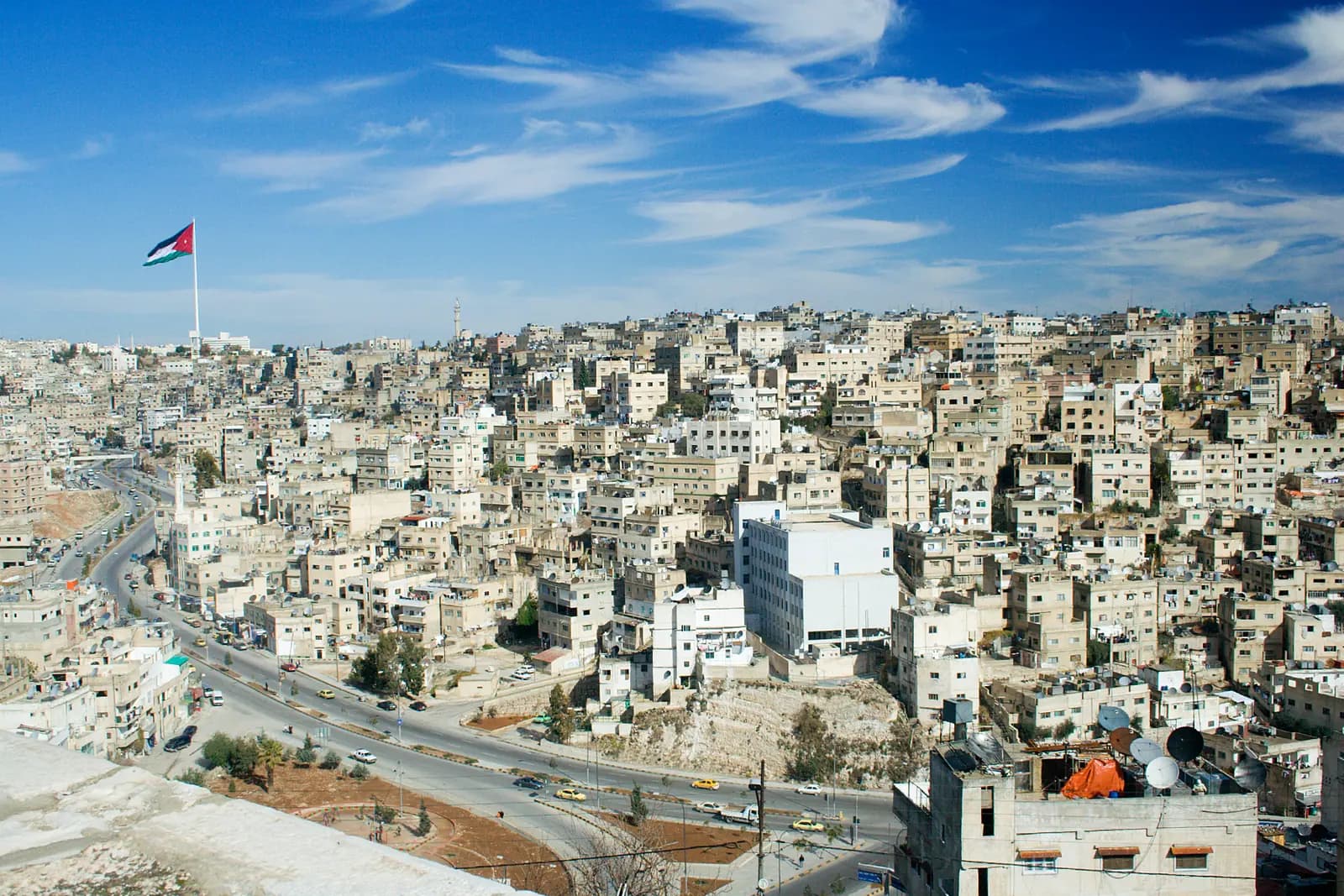 Tepelere yayılan Amman şehrinin genel görünümü