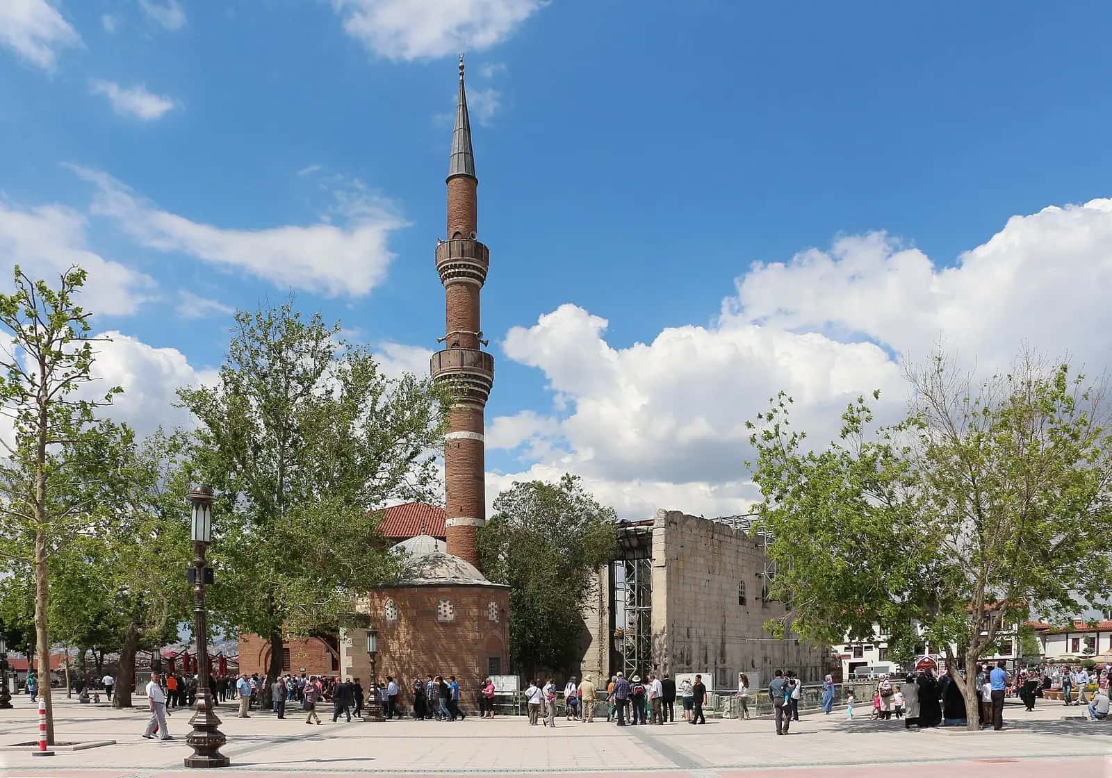 Ankara'da Hacı Bayram-ı Veli Camii'nin minaresi ve yanındaki Augustus Tapınağı kalıntıları