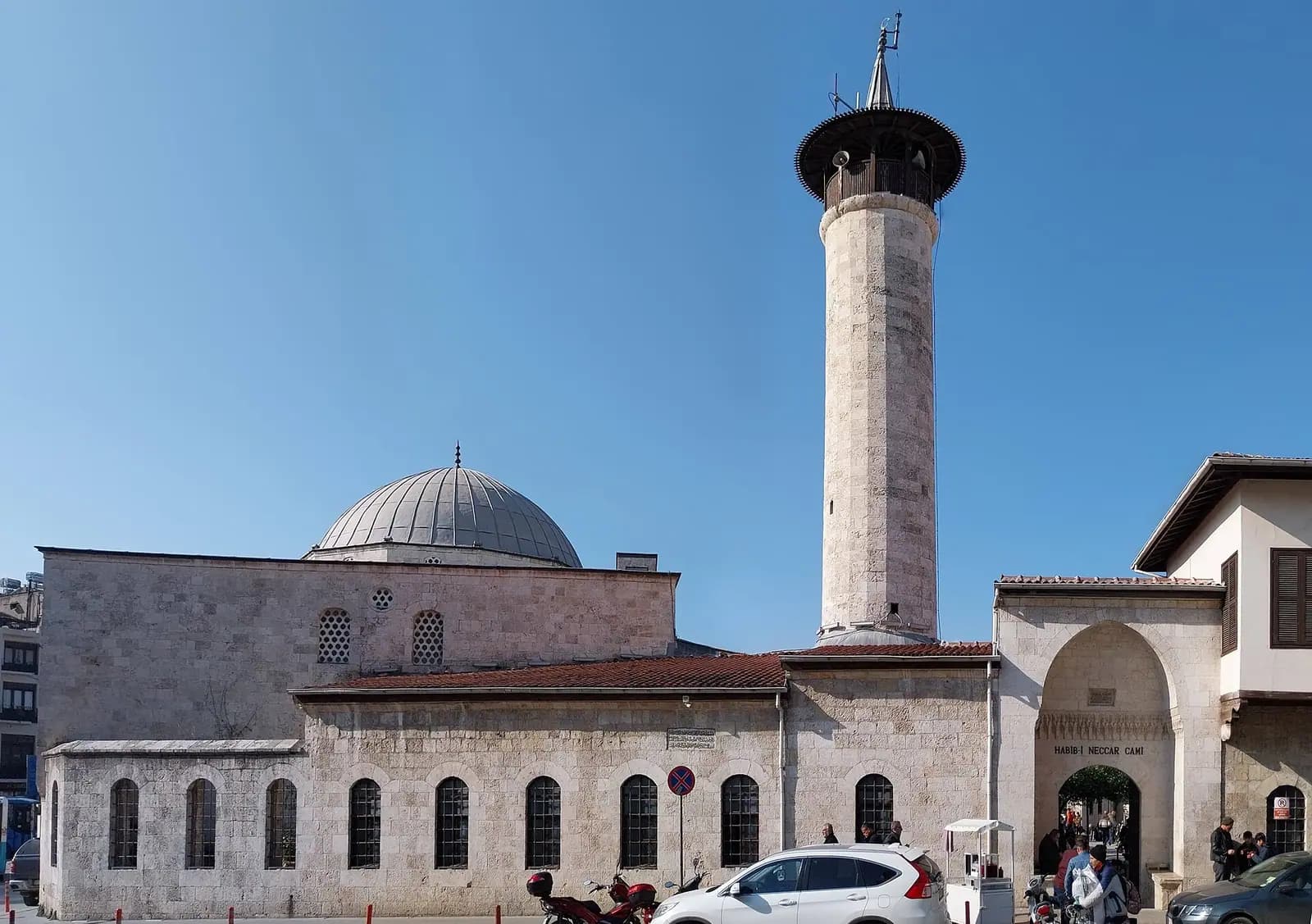 Antakya'da Habib-i Neccar Camii'nin kubbesi ve minaresi (2023 depremlerinden önce)