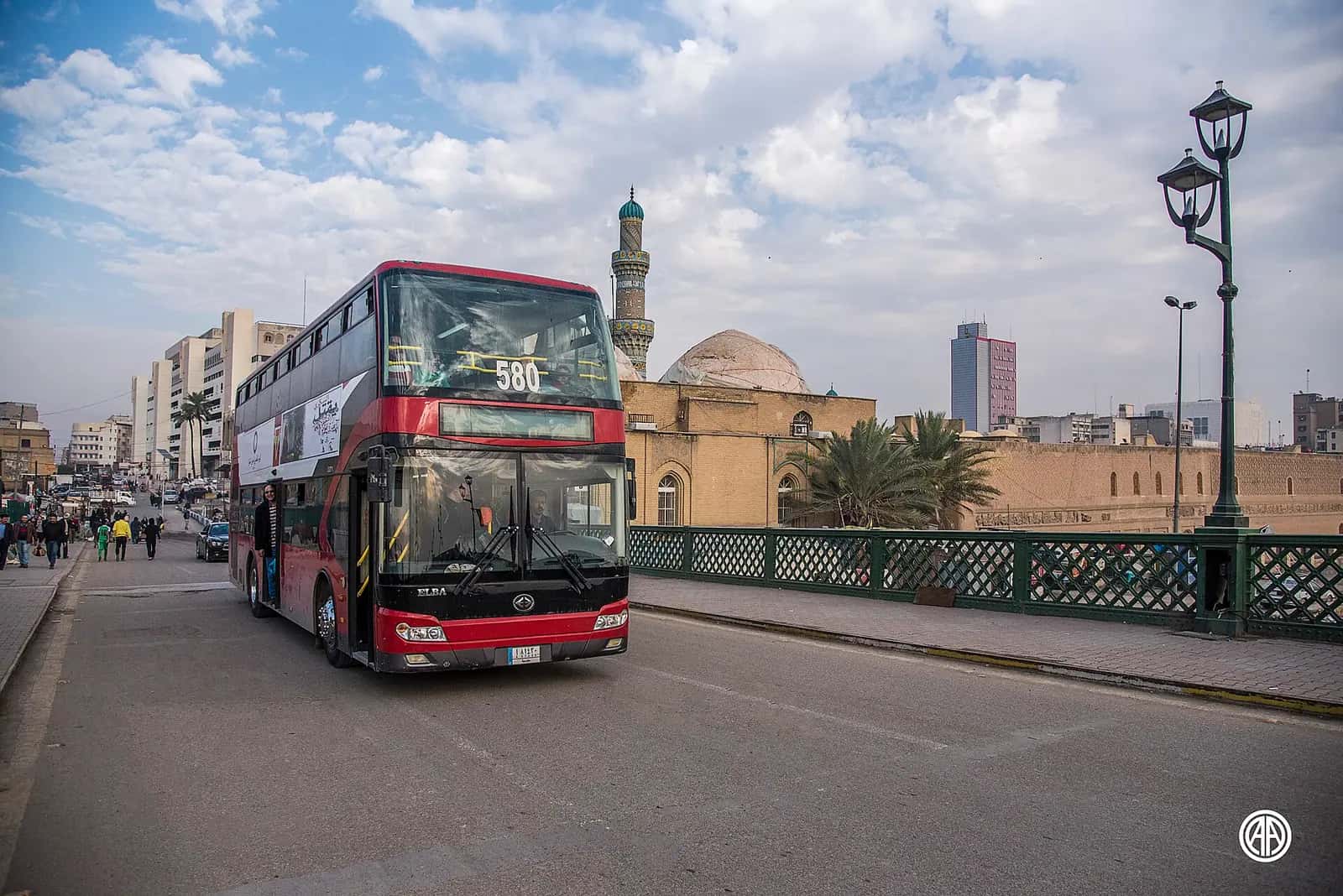 Bağdat'ta Şühedâ Köprüsü'nden Dicle kıyısı ve Müstansıriye Medresesi çevresinin görünümü.