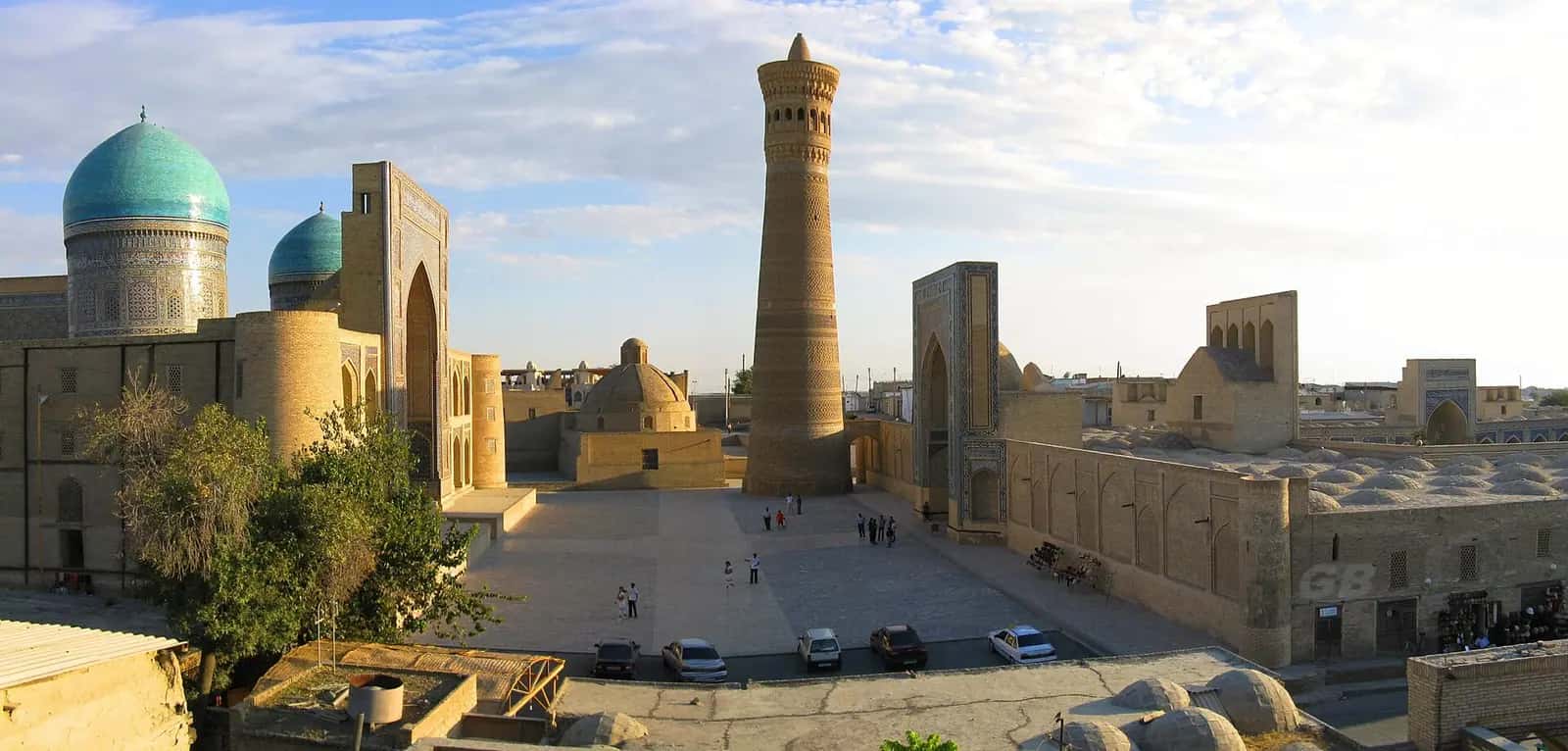Buhara'da Kalon Minaresi, Kalon Camii ve Mîr-i Arab Medresesi'nin oluşturduğu Poi Kalon topluluğu