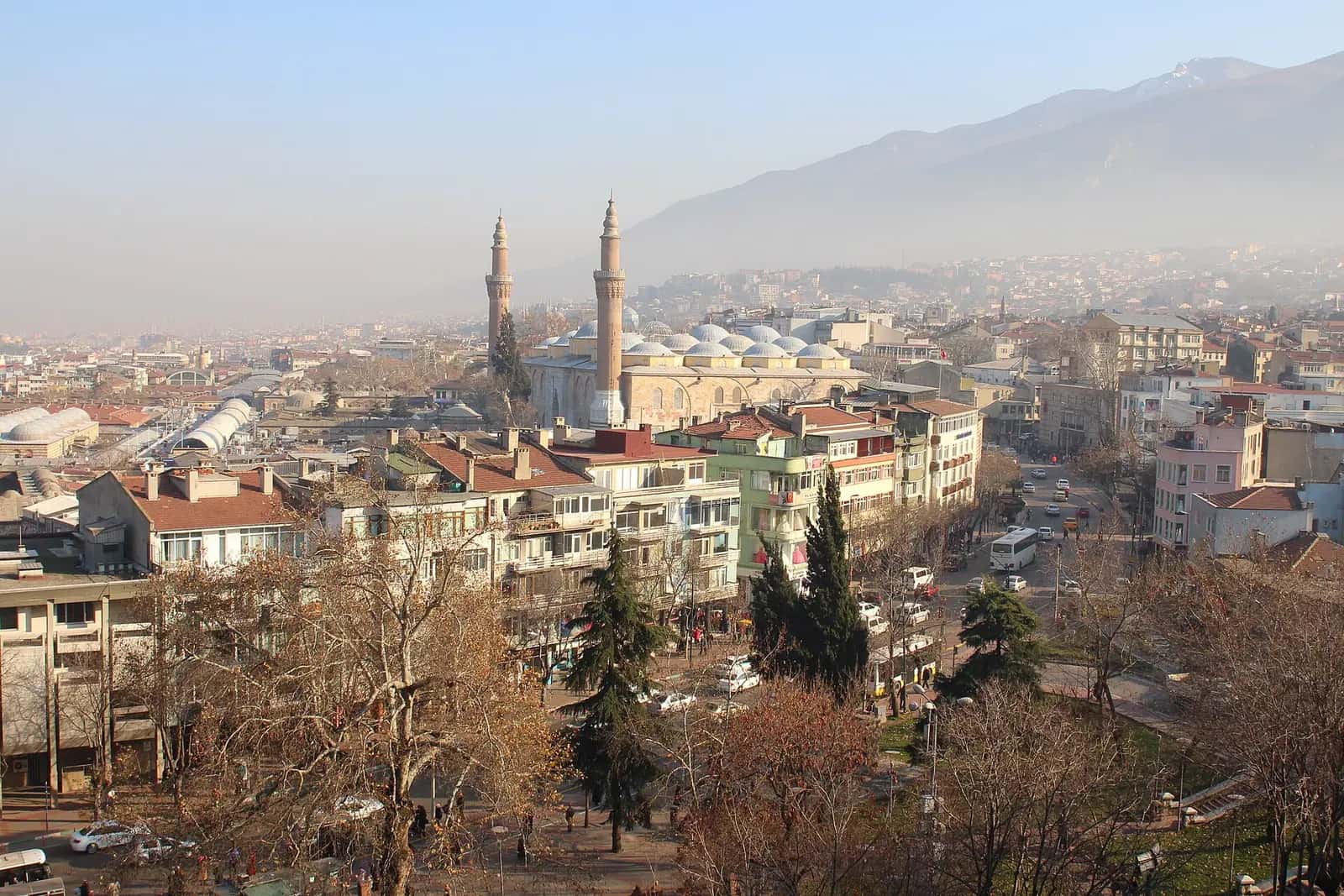 Uludağ eteklerine yayılmış Bursa şehrinin panoramik görünümü.