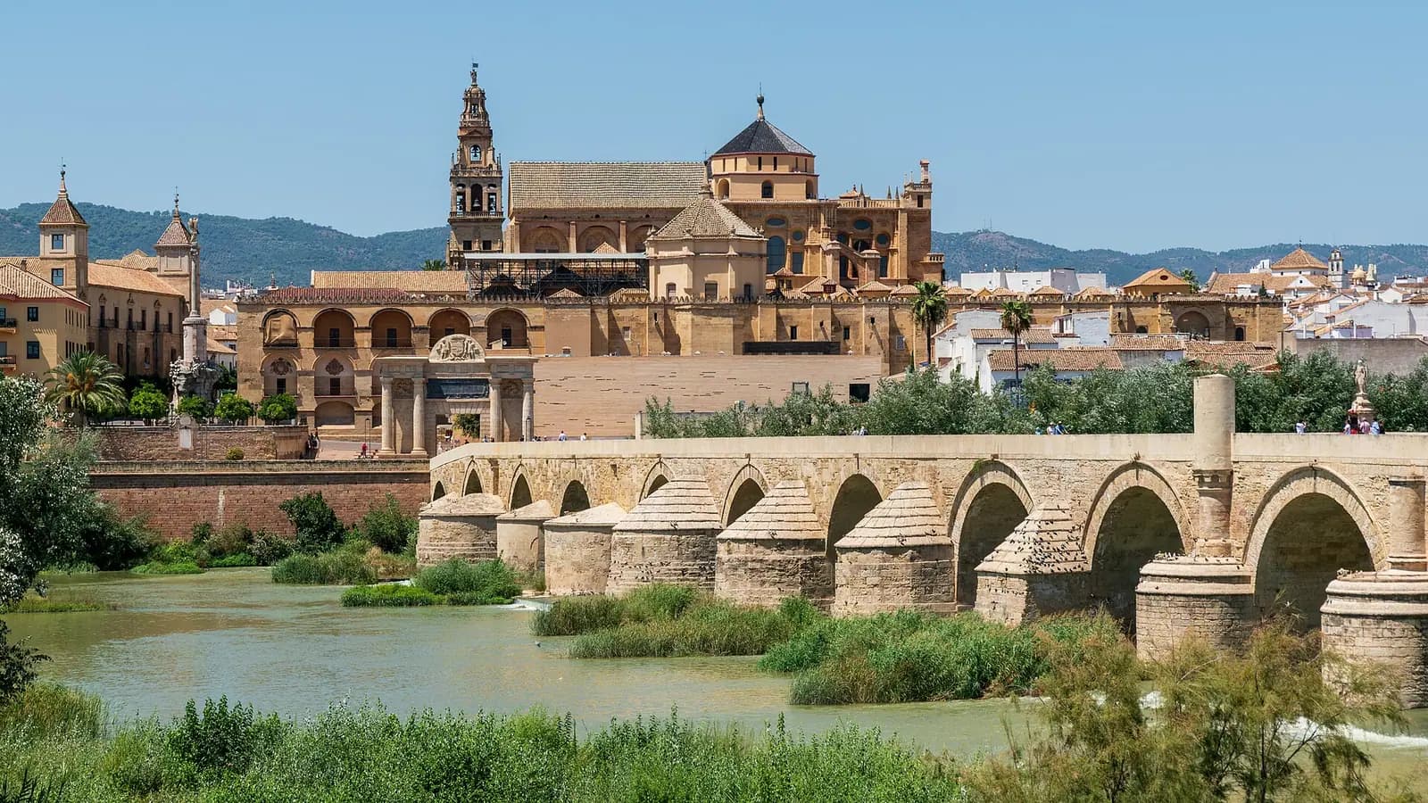Córdoba tarihî merkezinin çatıları ve Mezquita-Catedral'in çan kulesi