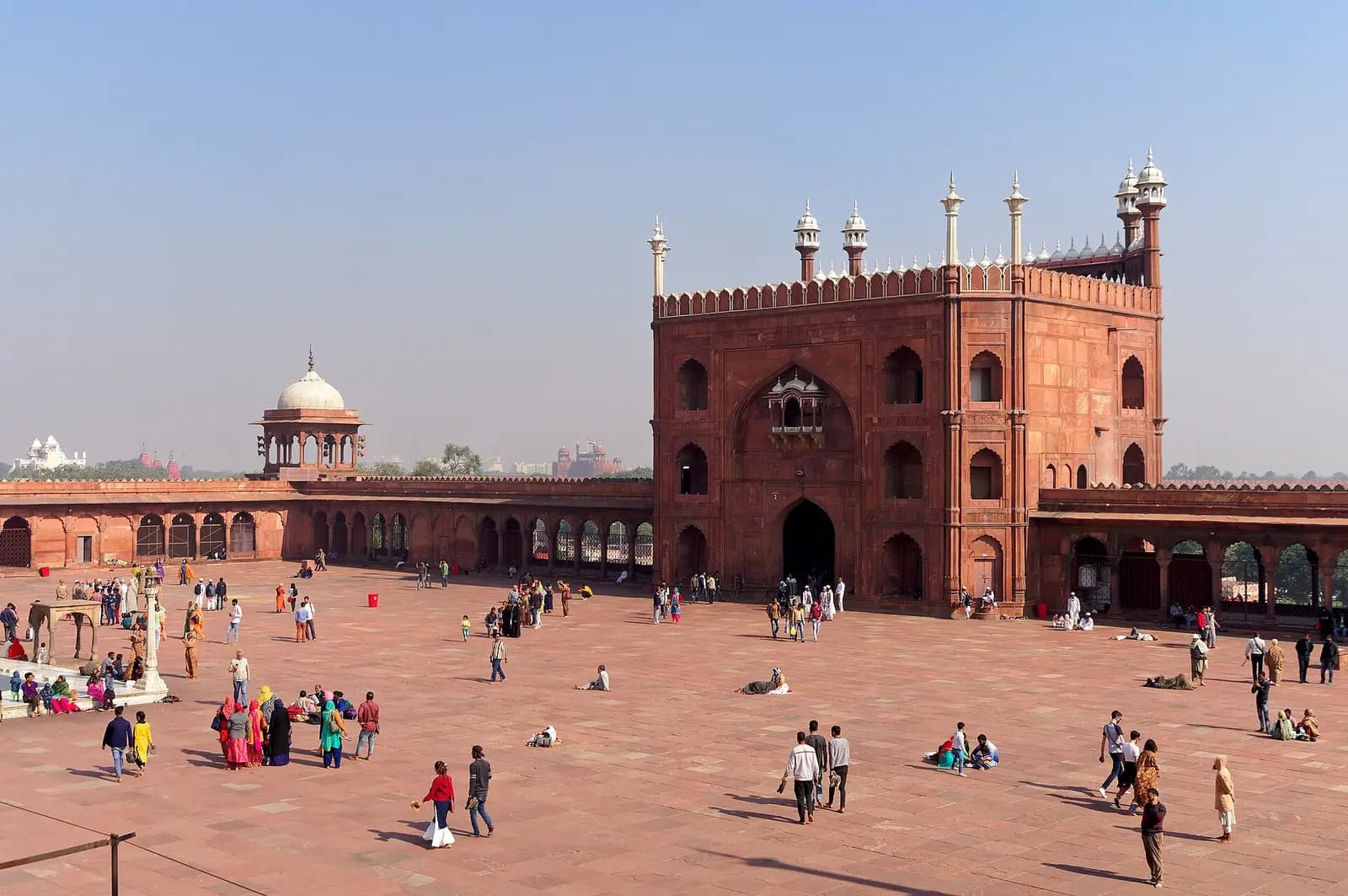 Delhi Cuma Mescidi'nin kırmızı kumtaşı giriş kapısı ve önündeki geniş avlu