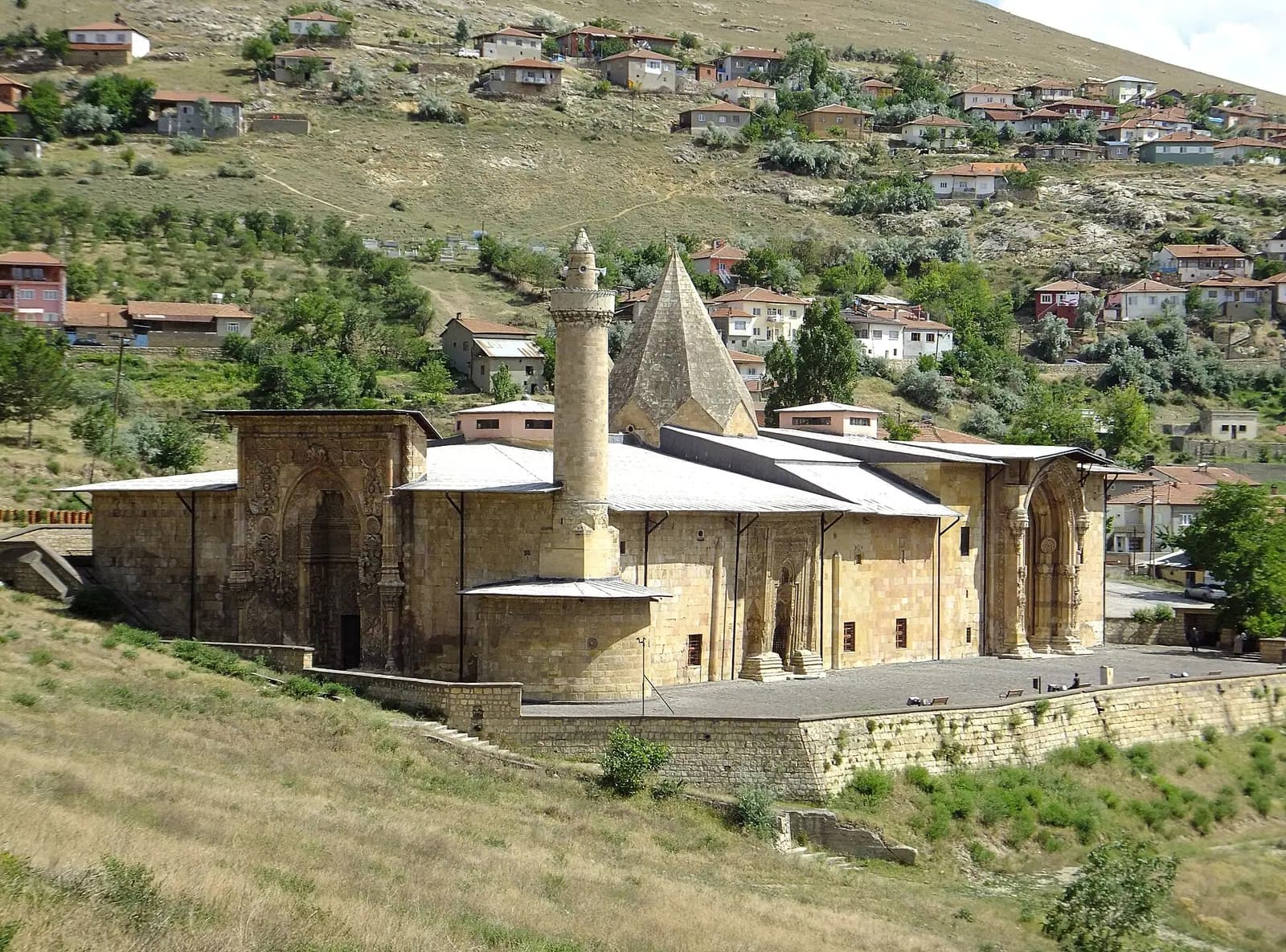Divriği Ulu Camii ve Darüşşifası'nın yamaçtan görünüşü ve çevresindeki Divriği evleri