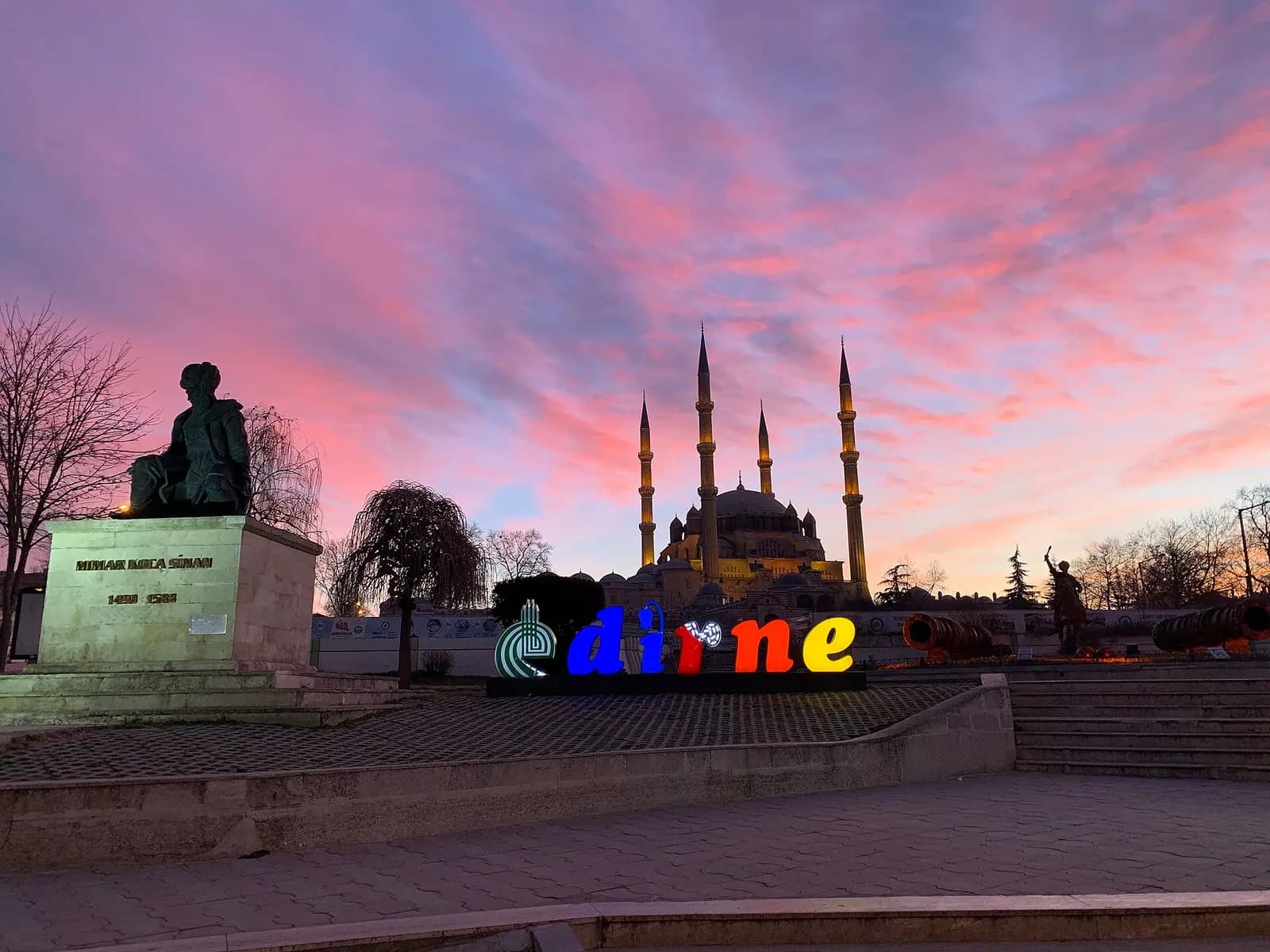 Gün doğumunda Edirne şehir manzarası.